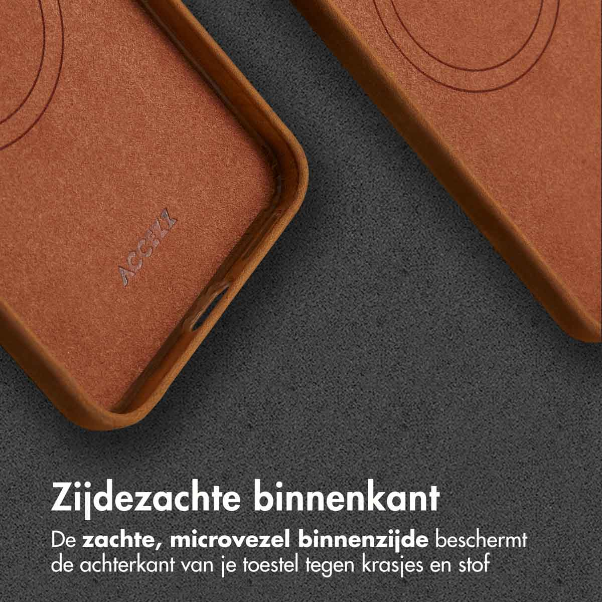 Gros plan sur deux étuis de téléphone marron. L'intérieur est visible, montrant le matériau doux. Le mot ACCELZ est en relief.