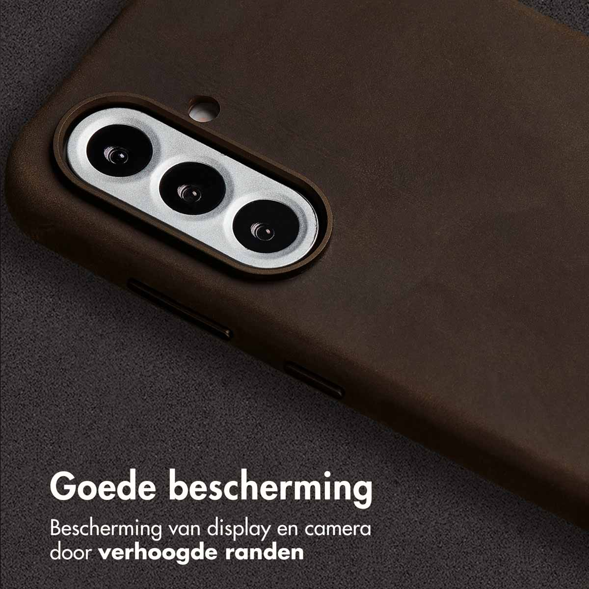 Gros plan d'une coque de téléphone marron avec trois objectifs. La coque est sur une surface grise texturée avec du texte en bas.