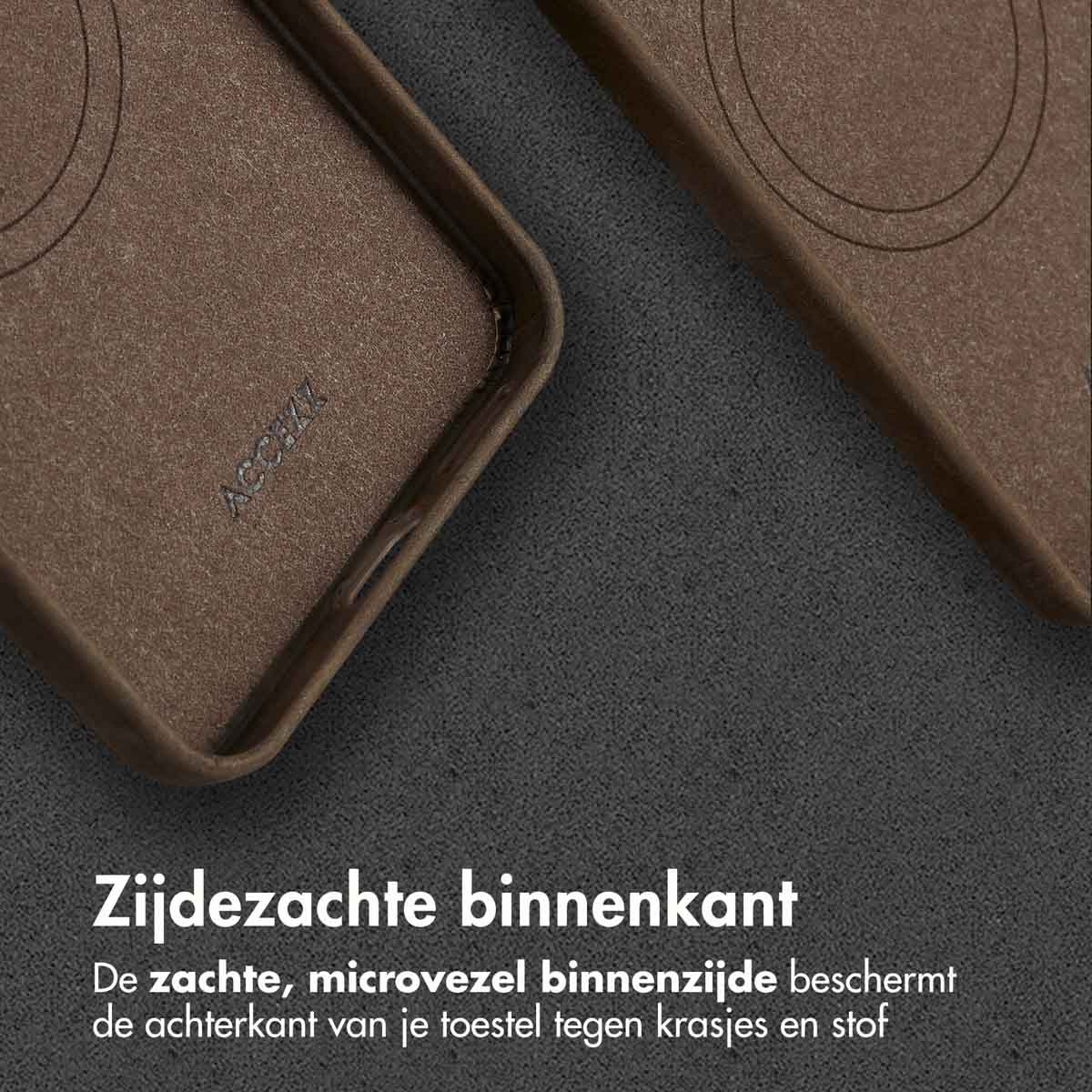 Gros plan de deux étuis de téléphone marrons sur une surface grise texturée. L'un est partiellement ouvert, montrant l'intérieur. Le texte 'ACCHAL' est visible.