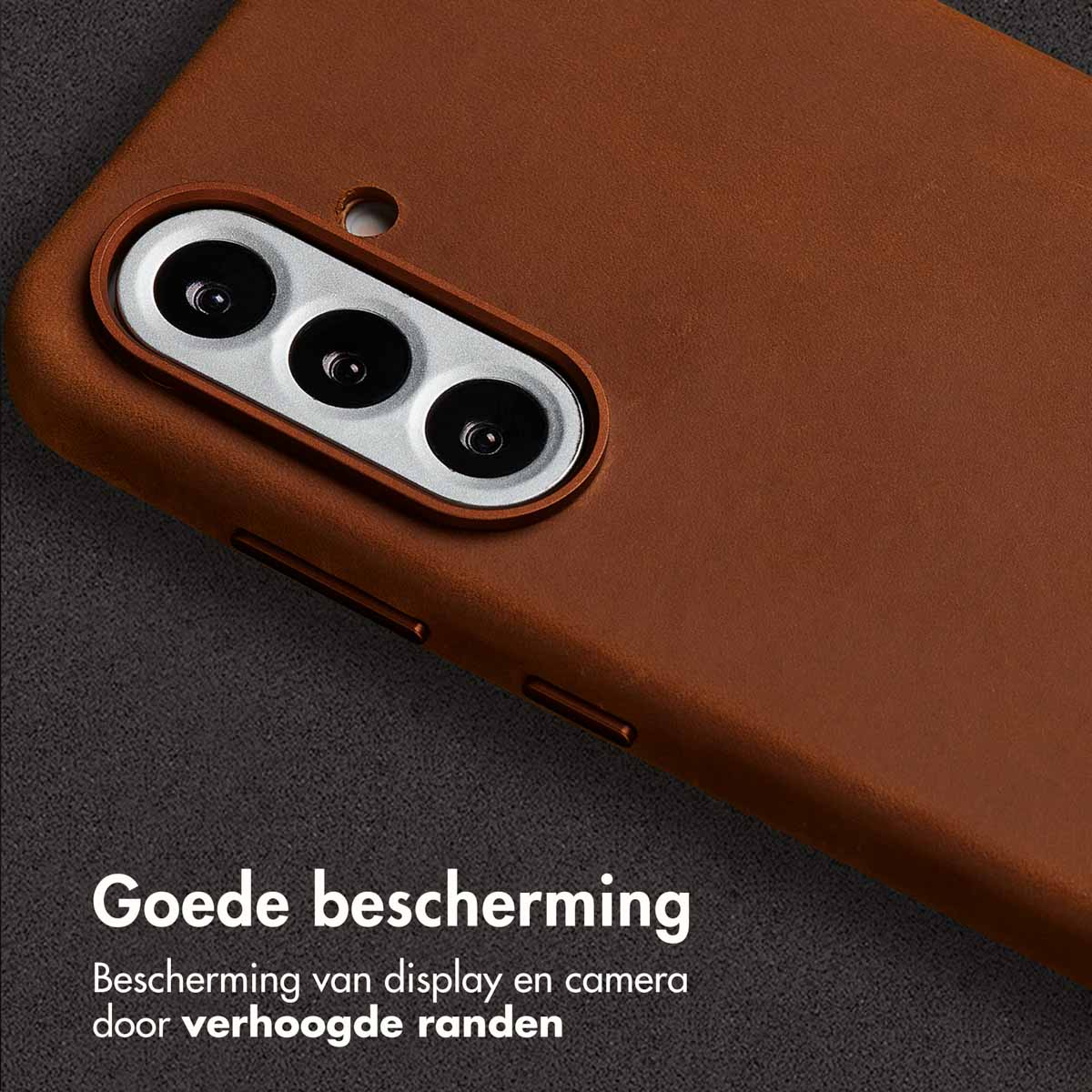 Un étui de téléphone marron avec un appareil photo à trois lentilles. L'étui a une finition mate. Le texte en bas indique 'Bonne protection' en néerlandais.
