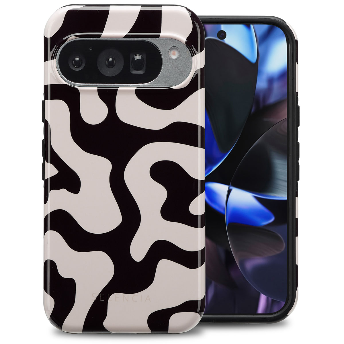 Un téléphone avec une coque à motifs noir et blanc. Le téléphone a une caméra et l'écran est visible.