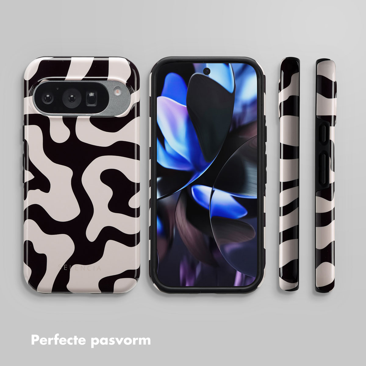Un téléphone avec un étui à motifs noir et blanc à côté de trois autres étuis, deux verticaux et un horizontal.