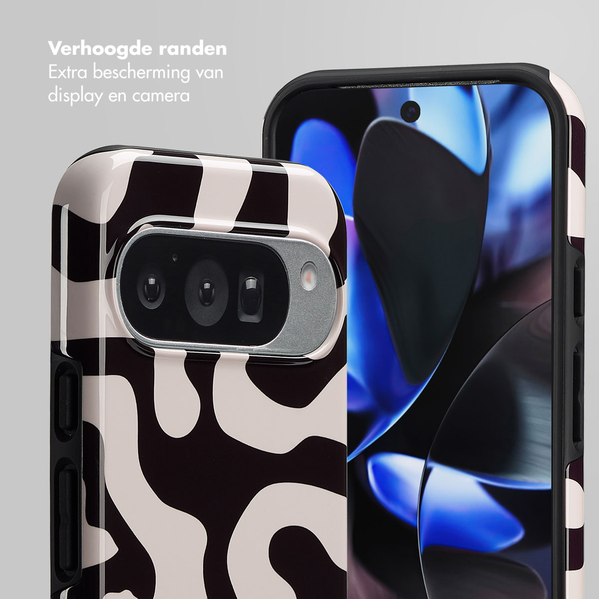Deux téléphones avec des étuis à motifs sont présentés. L'un est mis au point, affichant un motif noir et blanc. L'autre montre un écran avec un design bleu.