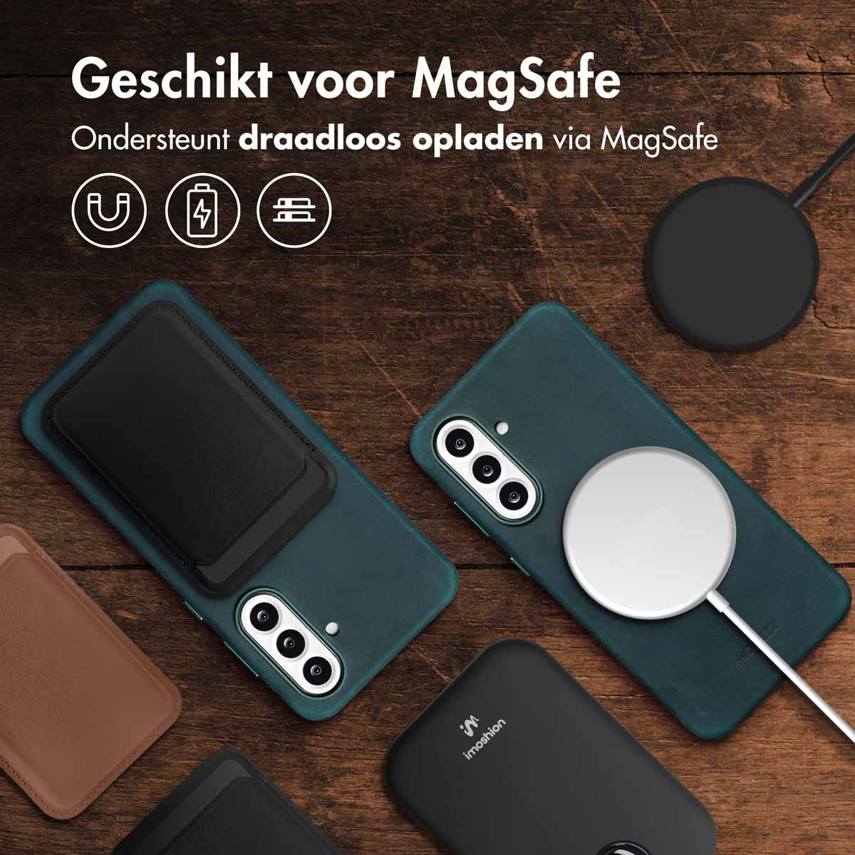 Téléphones et accessoires sur une surface en bois. Comprend des étuis, des chargeurs et une batterie externe, suggérant une charge sans fil.