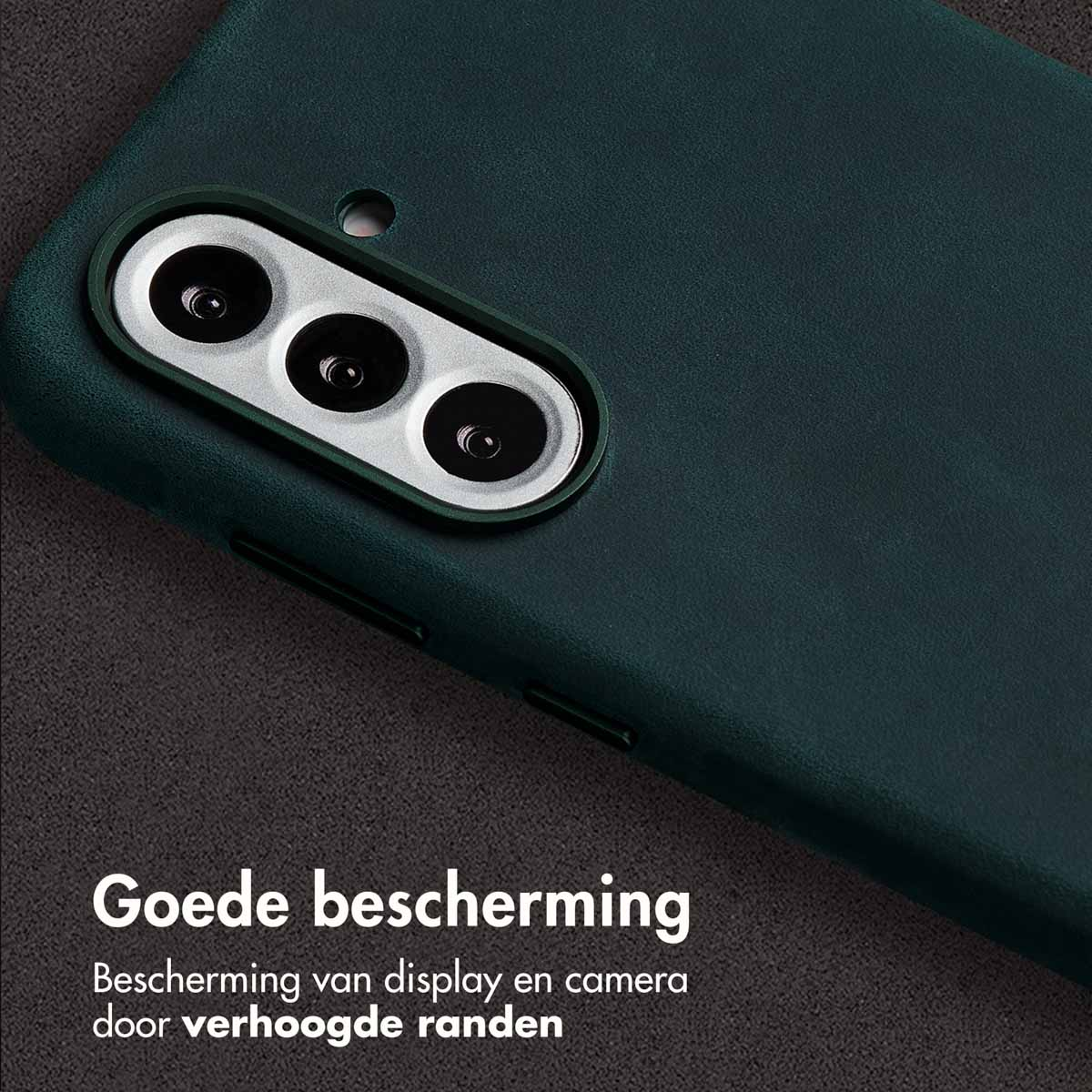 Gros plan sur une coque de téléphone verte avec trois lentilles de caméra. Texte en bas : 'Bonne protection'.