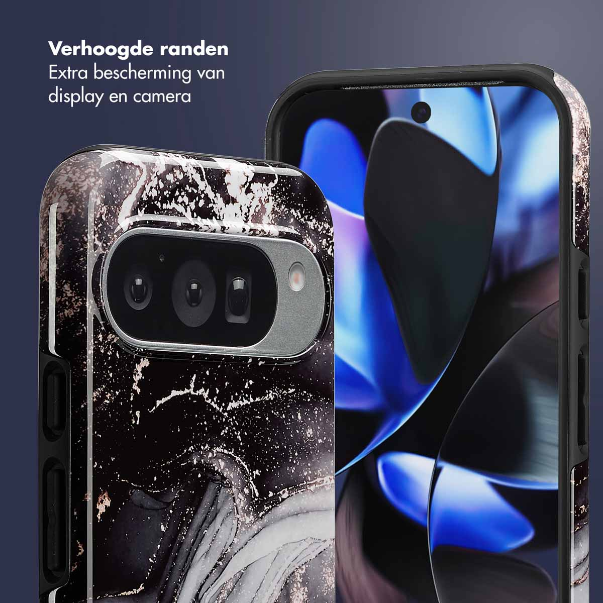 Gros plan sur des coques de téléphone. Une coque est noire avec un marbrage blanc, l'autre montre l'écran du téléphone. Texte : Verhoogde randen.