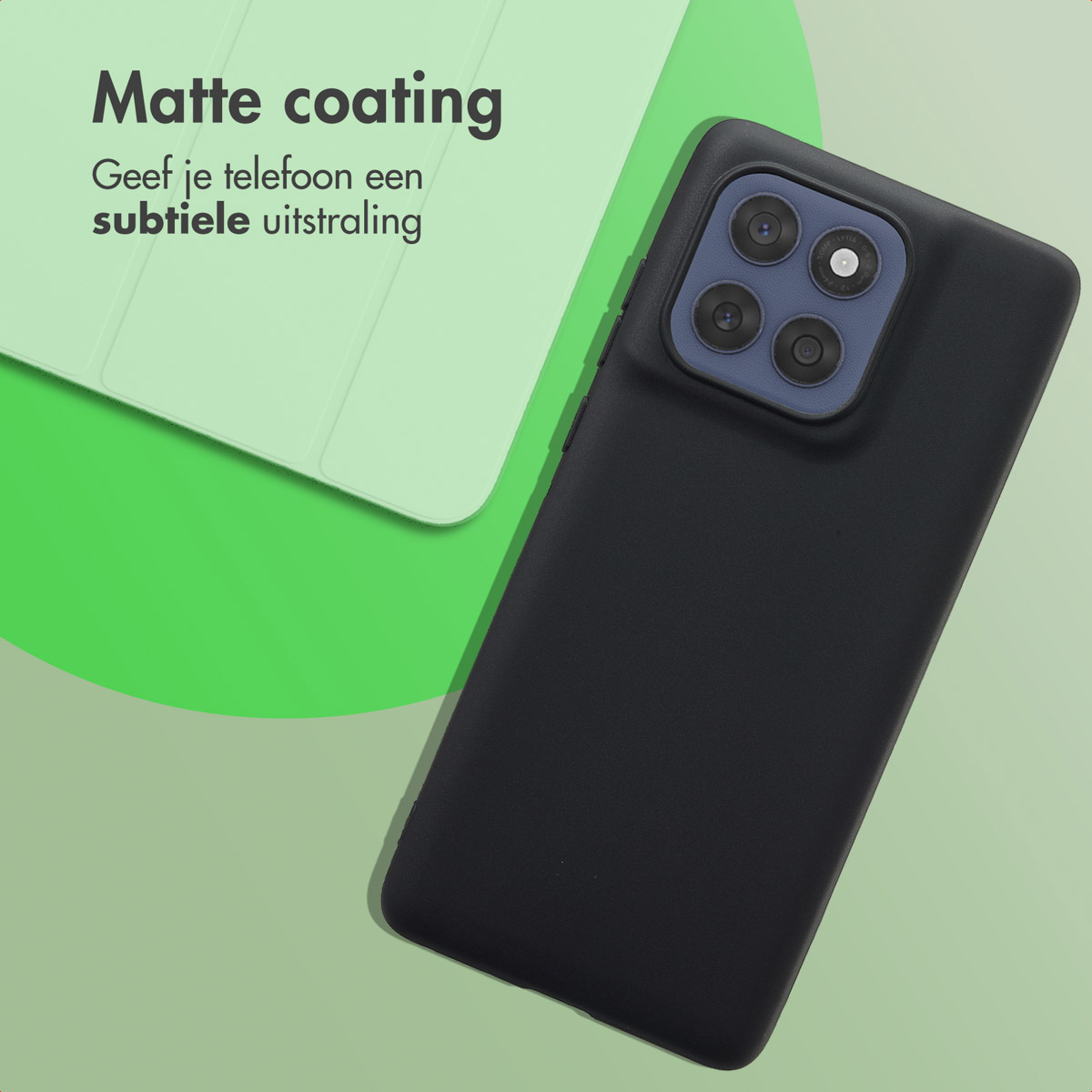 Un étui de téléphone noir avec plusieurs objectifs de caméra repose sur une surface verte. Texte : « Revêtement mat ».