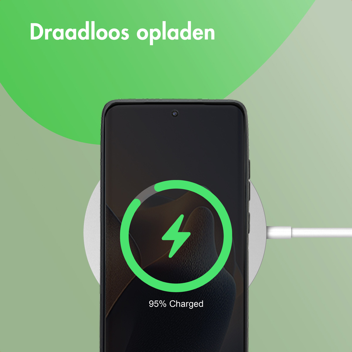 Un smartphone en charge sans fil. L'écran affiche un symbole de charge à 95 %. Le téléphone est sur un socle de charge blanc, branché.