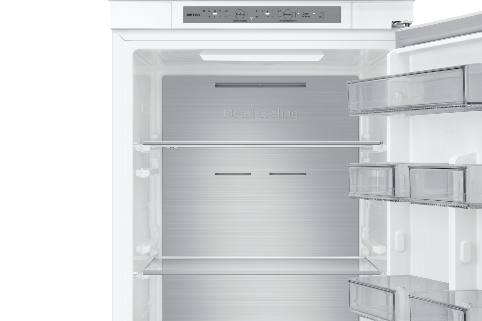 Wnętrze otwartej lodówki. Ma metalowy panel chłodzący, półki i przezroczyste przegrody. Panel sterowania u góry.