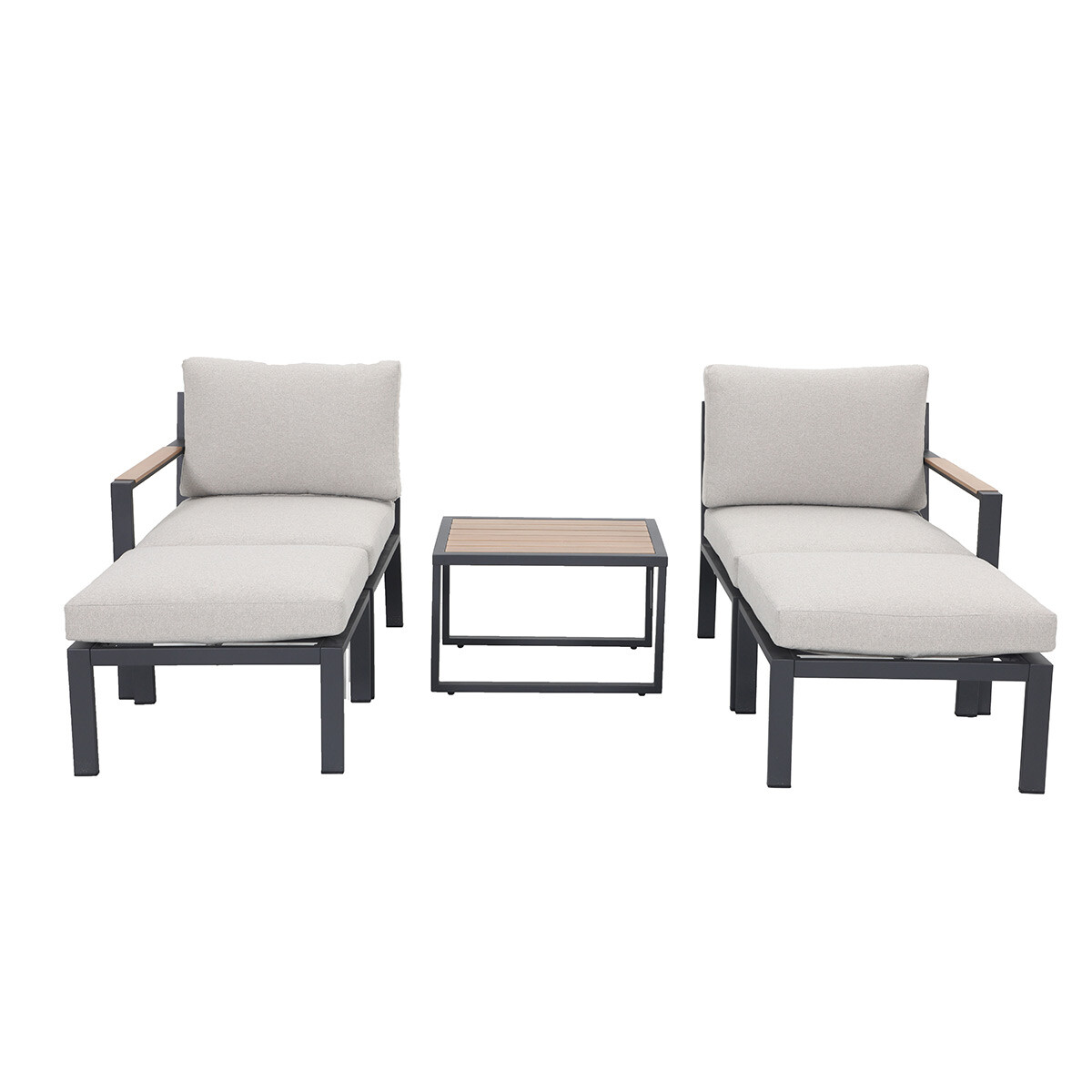 Buitenmeubelset: twee ligstoelen en een kleine tafel. De ligstoelen hebben grijze kussens en zwarte frames. De tafel heeft een houten blad.