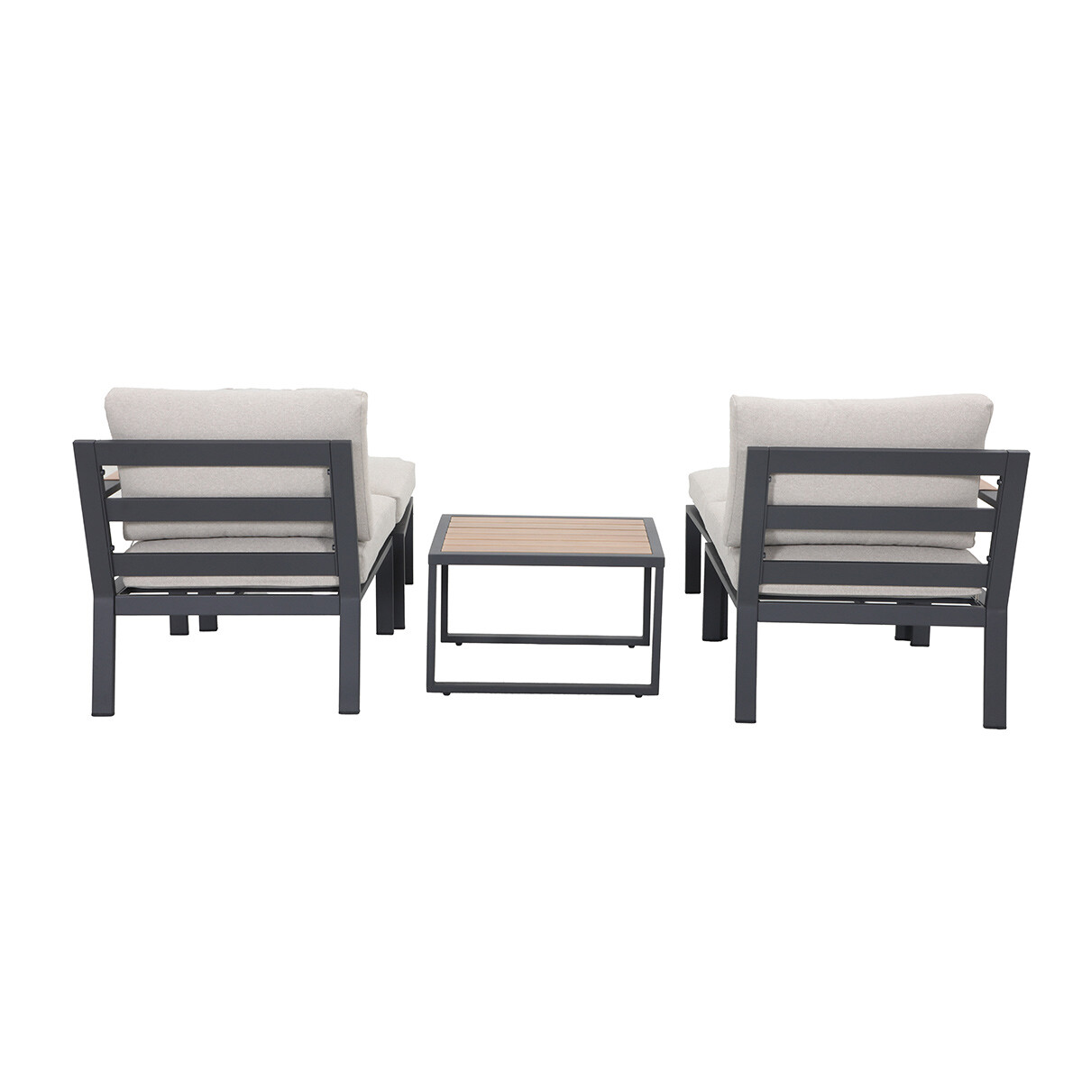 Twee grijze fauteuils met lichte kussens en een kleine tafel met een blad met houtlook, tegen een witte achtergrond.