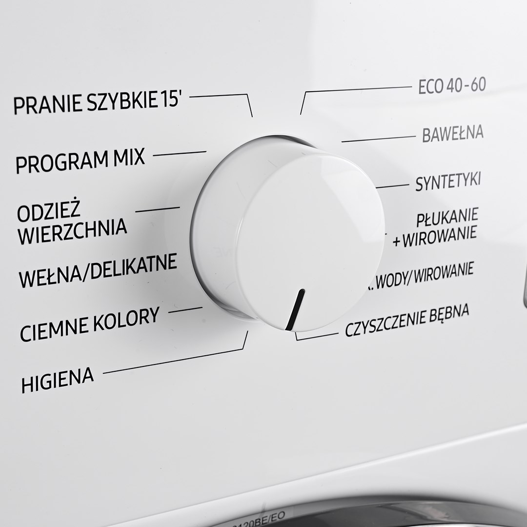 Zbliżenie pokrętła pralki z tekstem w języku polskim i angielskim. Zawiera opcje, takie jak szybkie pranie, mix programów i bawełna.