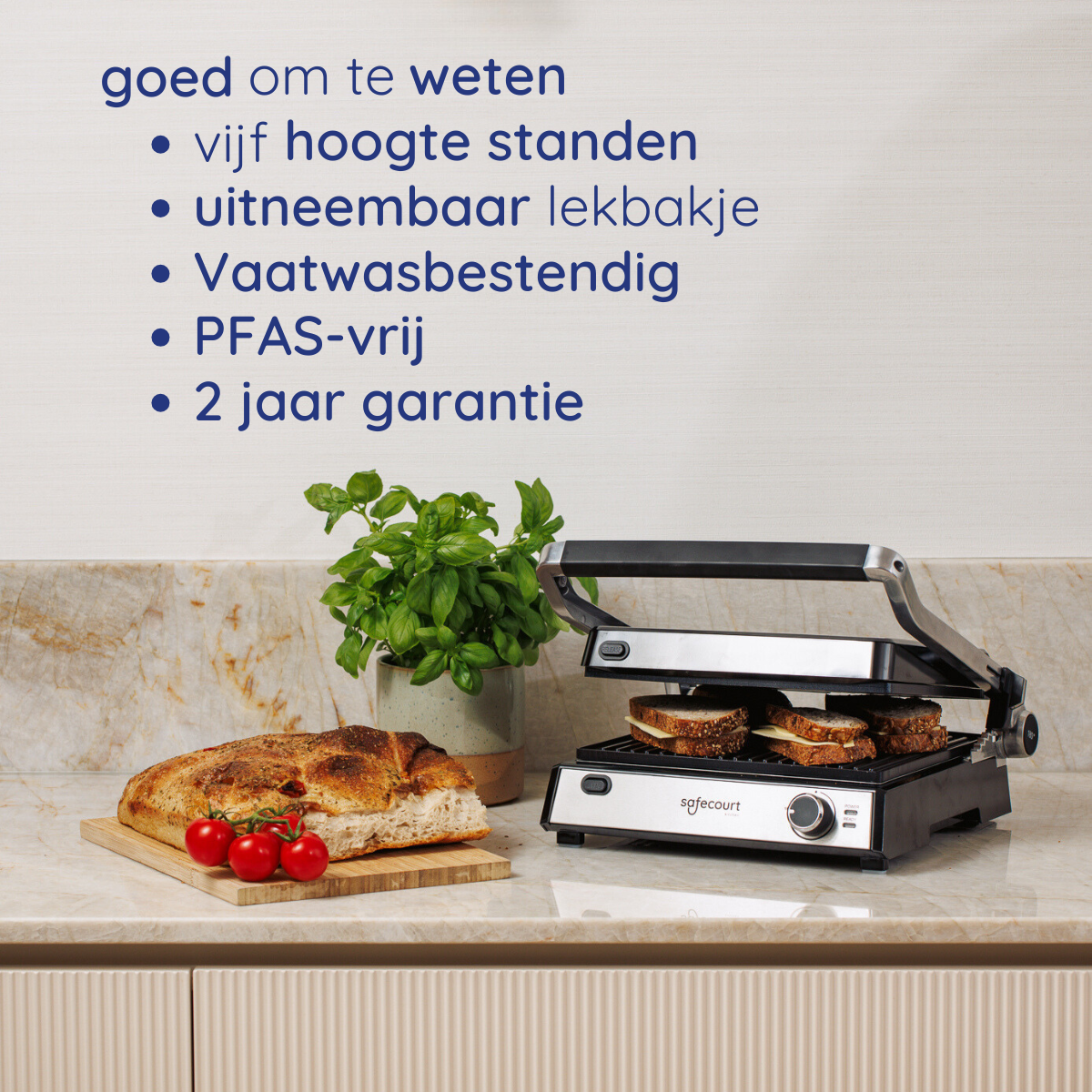 Een tosti-ijzer met sandwiches, brood, tomaten en een plant. Blauwe tekst toont de kenmerken van de pers.