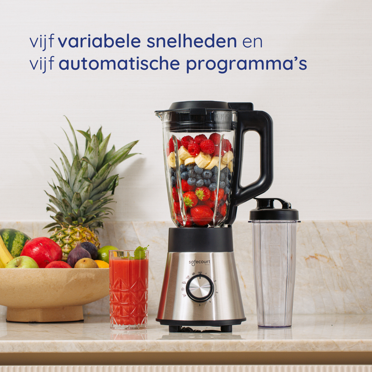 Blender met fruit erin, een glas rode sap en een fruitschaal. Tekst: 'vijf variabele snelheden en vijf automatische programma's'.