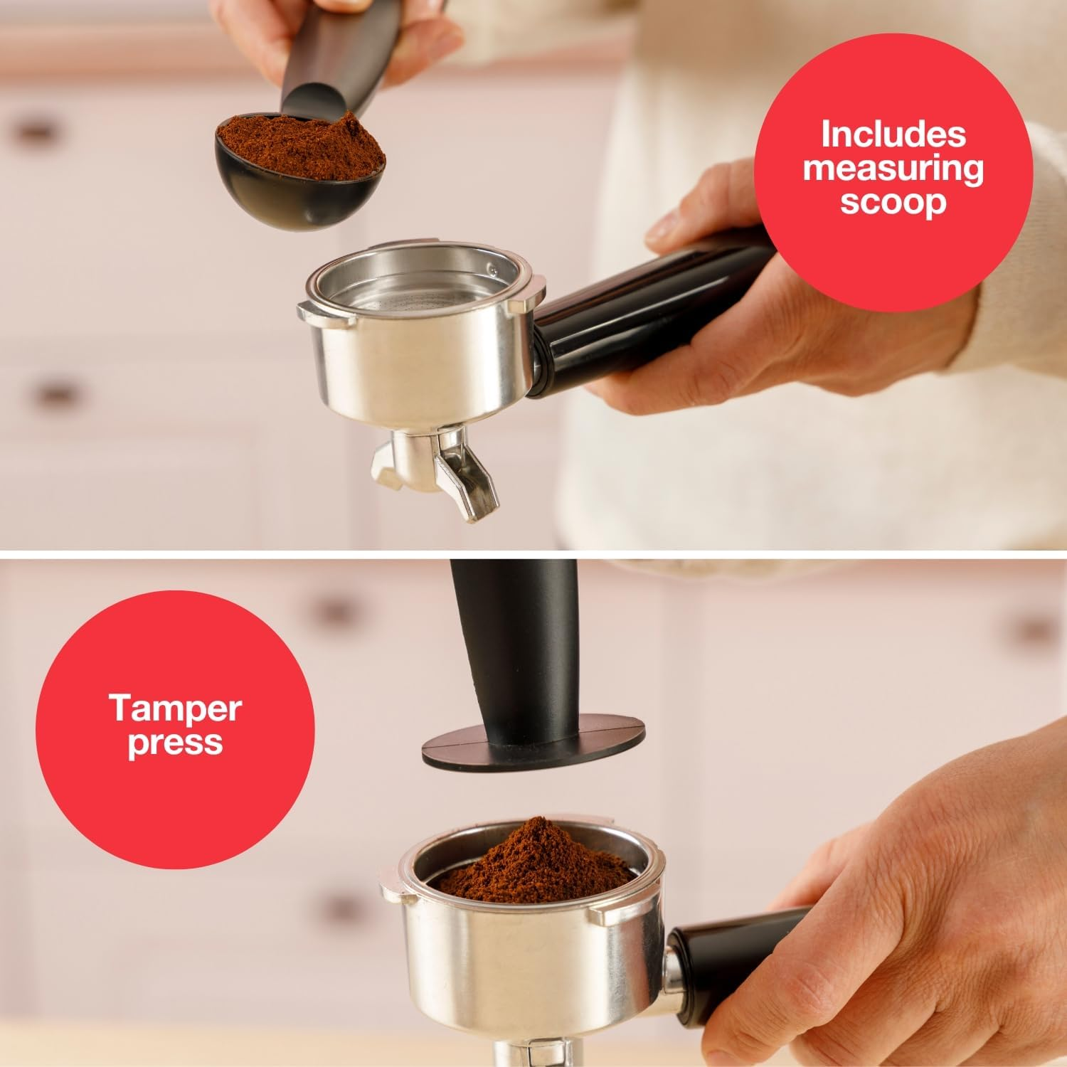 Manos con una cuchara medidora y un prensador comprimen café molido en un portafiltro. Círculos rojos resaltan 'cuchara medidora' y 'prensador'.