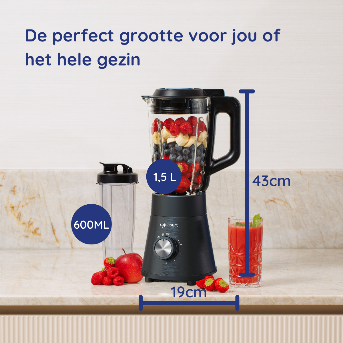 Een blender met fruit, een aparte container, een glas sap en tekst met afmetingen en capaciteit.