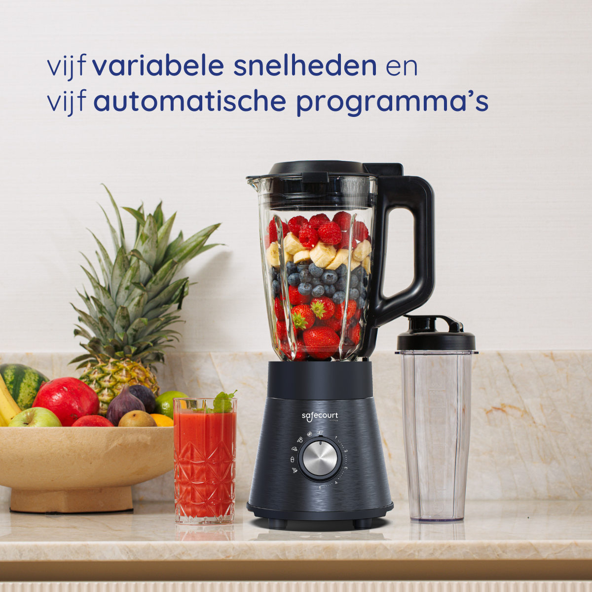 Un mixeur avec des fruits à l'intérieur, un verre de jus, des fruits dans un bol, un ananas et du texte en haut sont visibles.