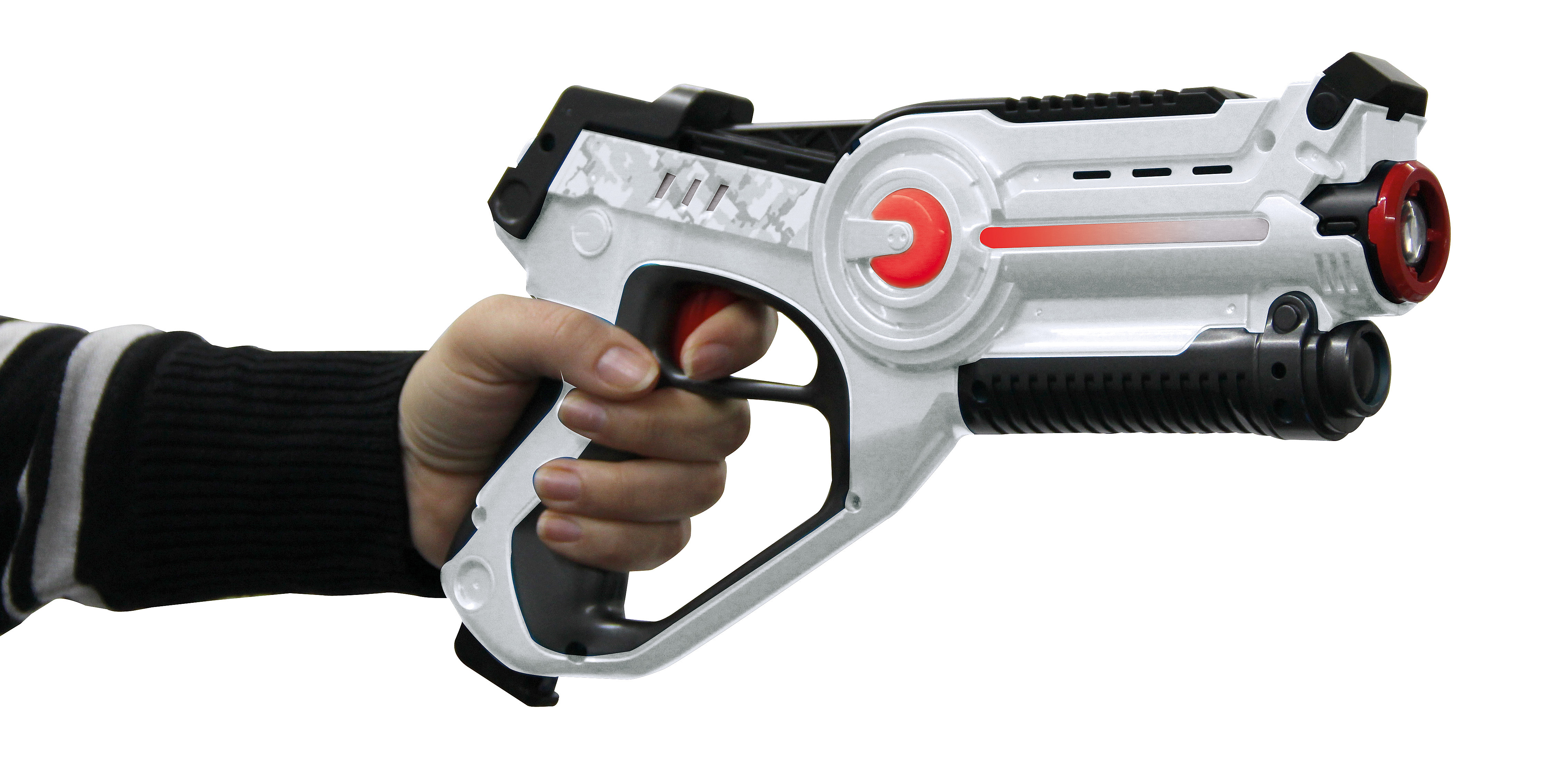 Eine Hand hält eine futuristische Spielzeugpistole. Die Waffe ist weiß, schwarz und rot. Die Hand trägt einen schwarz-weiß gestreiften Ärmel.