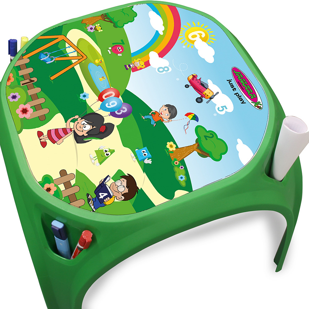 Ein grüner Kindertisch mit einer gemalten Landschaft, auf der Kinder spielen. Enthält eine Schaukel, einen Regenbogen, Ballons und ein Flugzeug.