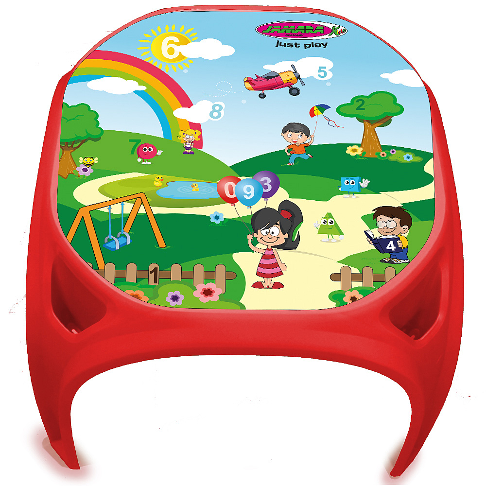 Ein roter Spieltisch mit einer bunten Zeichentrickszene: Regenbogen, Sonne, Flugzeug, Kinder mit Zahlen, Luftballons und ein Mädchen.
