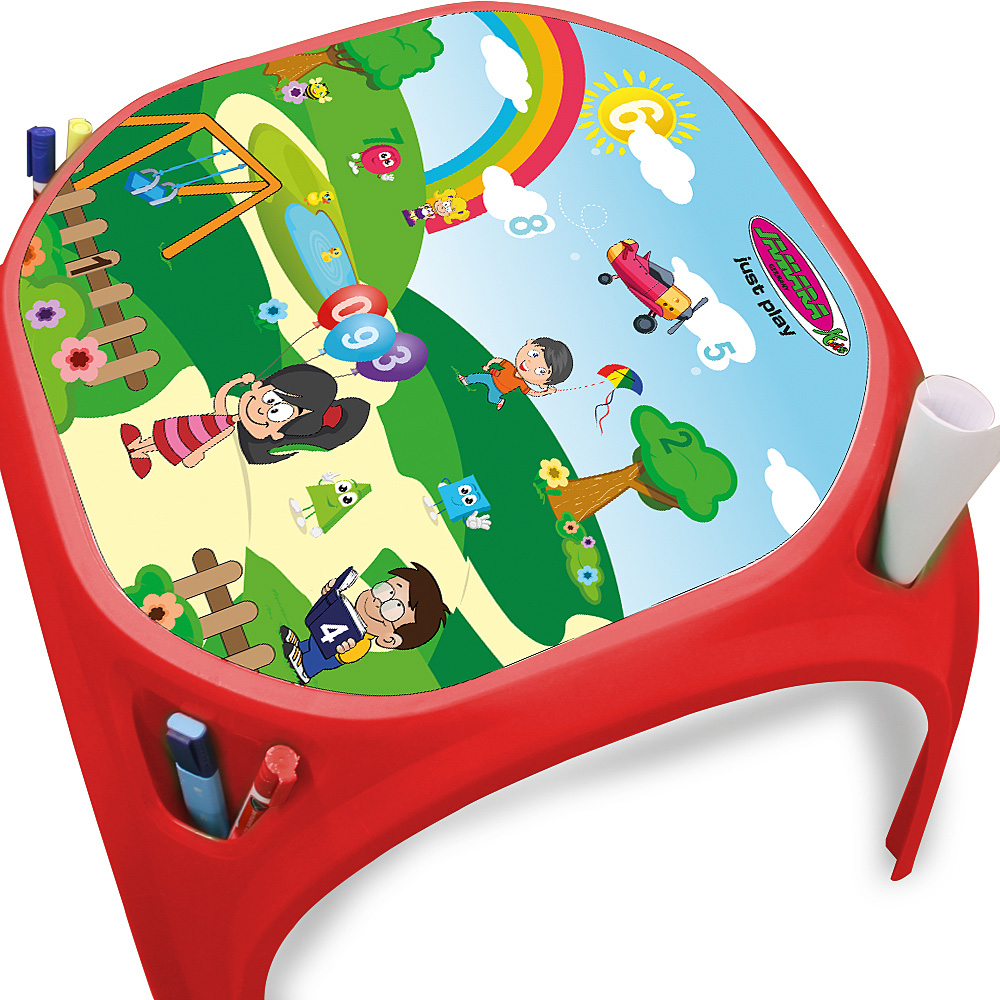 Ein roter, abgerundeter Kindertisch mit einer aufgedruckten Spielszene. Die Szene zeigt einen Regenbogen, Figuren und ein Flugzeug.
