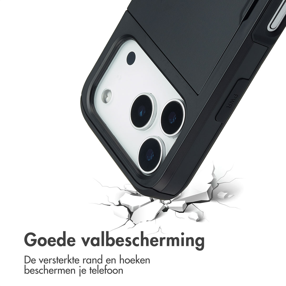 Zwarte telefoonhoes met drie cameralenzen. Gebarsten grondeffect. Tekst: Goede valbescherming. Versterkte randen beschermen uw telefoon.