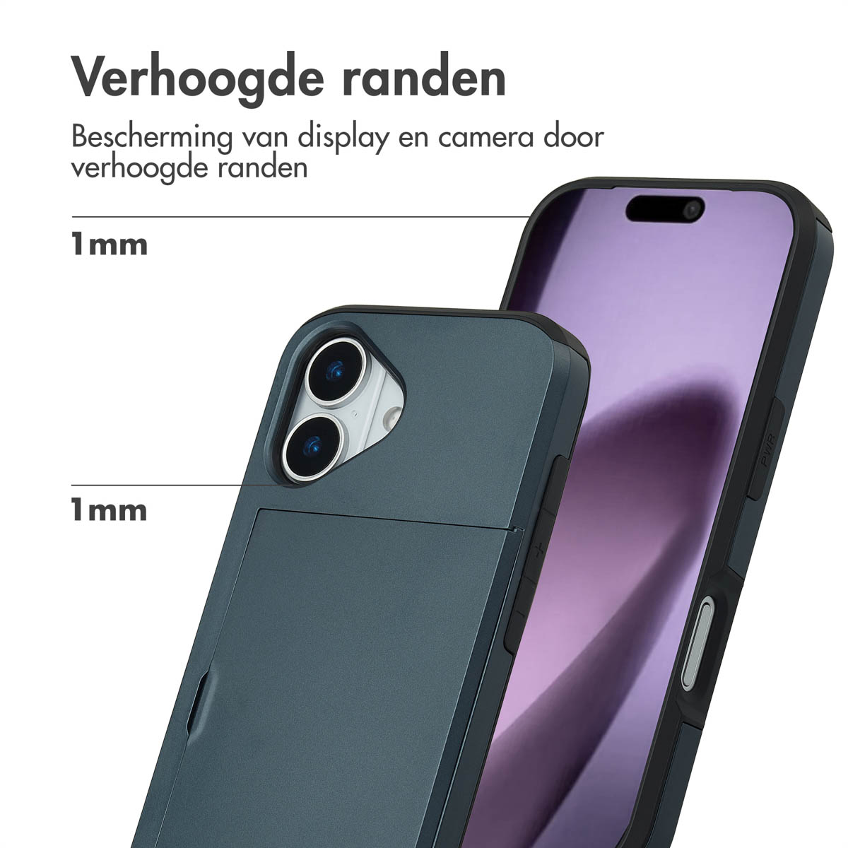Een telefoonhoesje met verhoogde randen. De telefoon is donkerblauw en beschermt het scherm en de camera. Nederlandse tekst legt de functies uit.