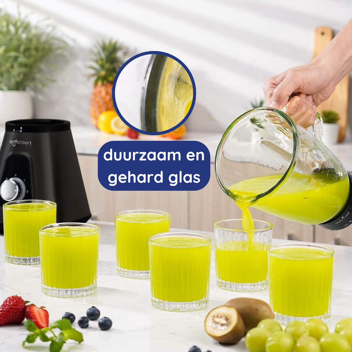 Une personne verse du jus jaune d'une cruche dans des verres. Plusieurs verres remplis sont sur le comptoir, ainsi que des fruits et un mixeur.