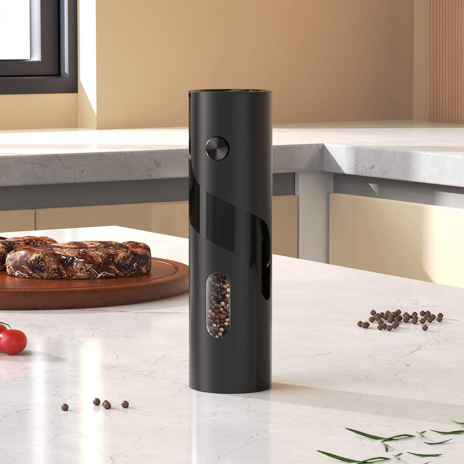Ein schwarzer Pfeffermühle mit Pfefferkörnern, Steak auf einem Holzbrett und verstreuten Pfefferkörnern.