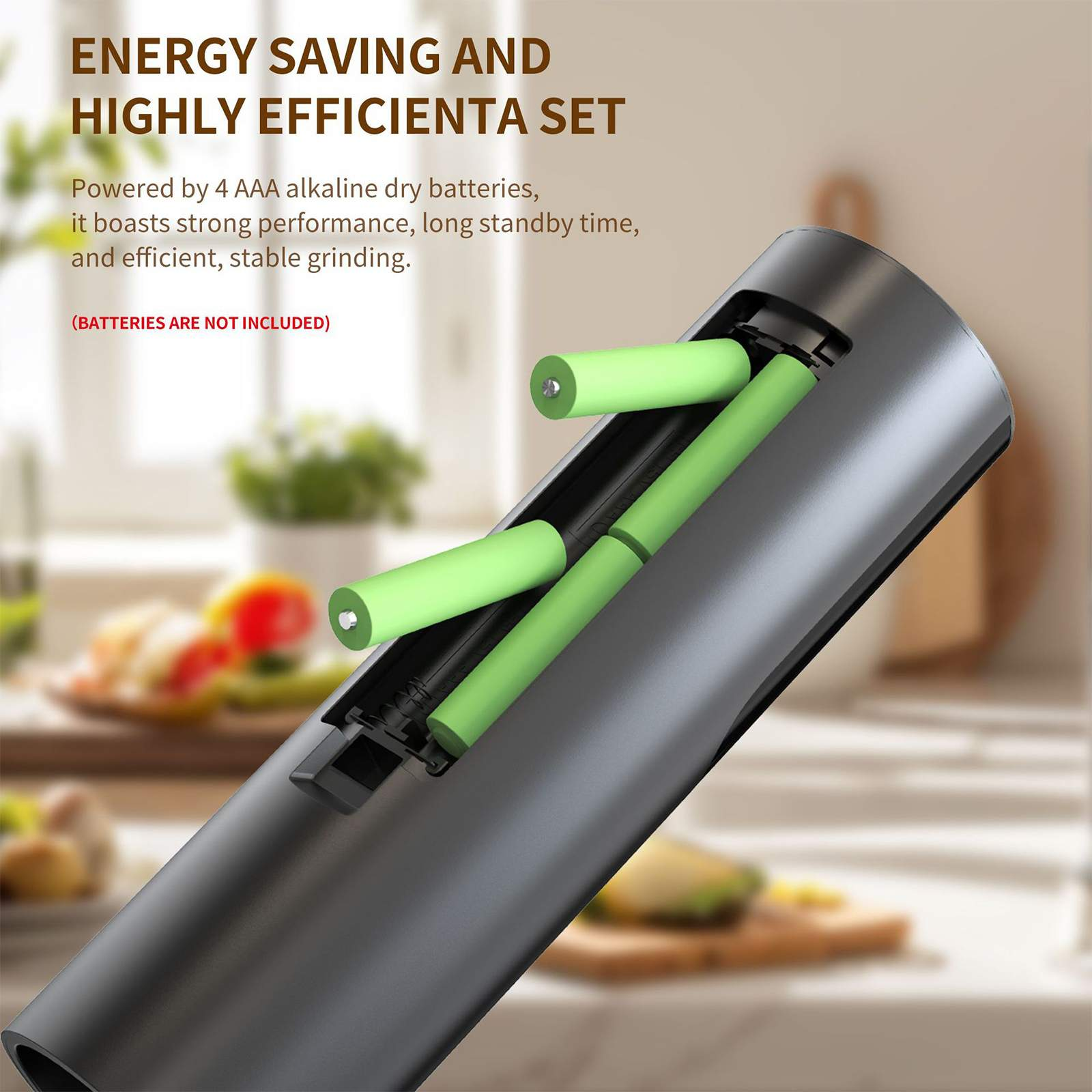 Ein schwarzes Gerät mit grünen AAA-Batterien. Der Hintergrund zeigt eine verschwommene Küchenszene mit Text zum Energiesparen.