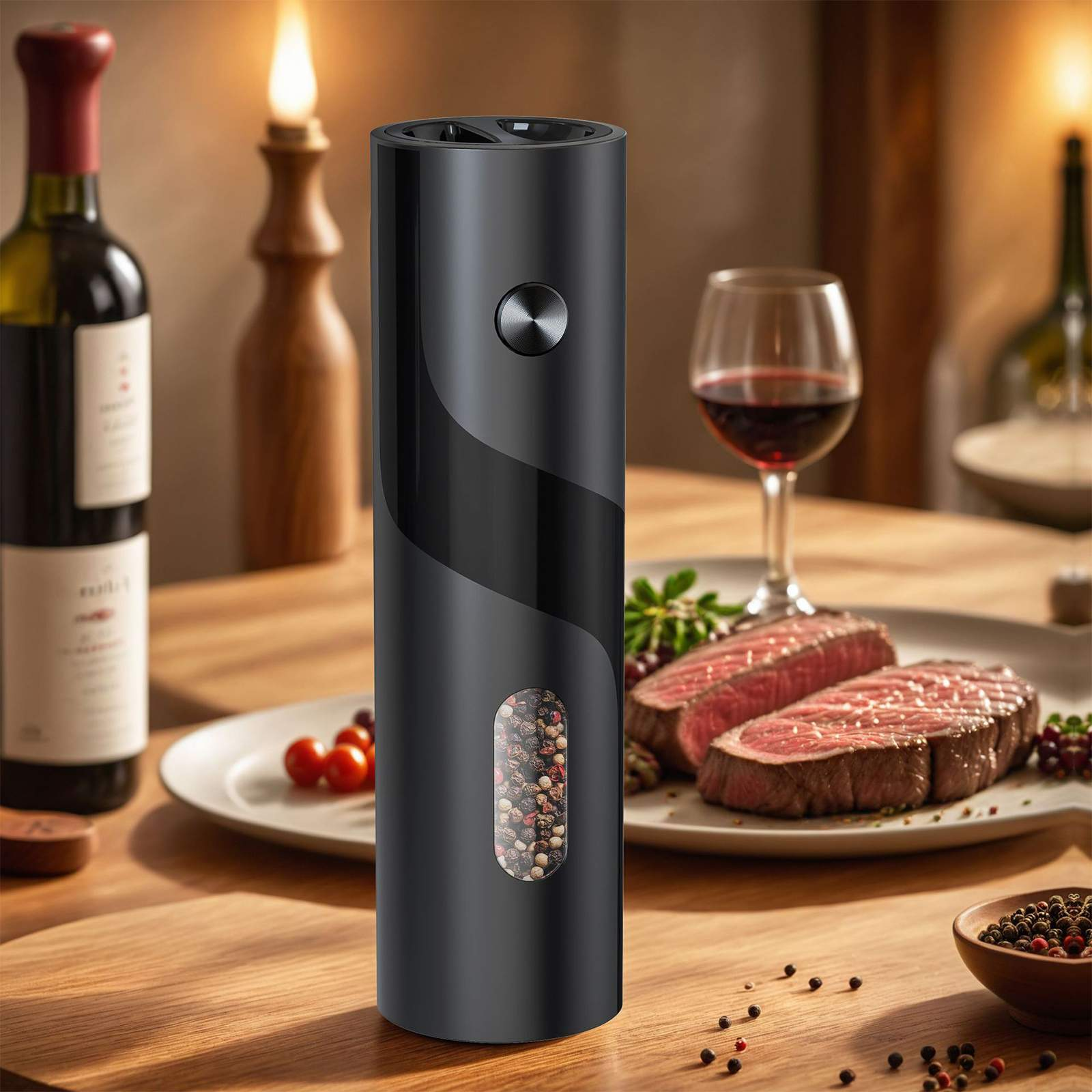 Schwarzer elektrischer Grinder mit Pfeffer, Steak, Wein und Kerzen auf einem Holztisch. Es ist eine Essensszene.