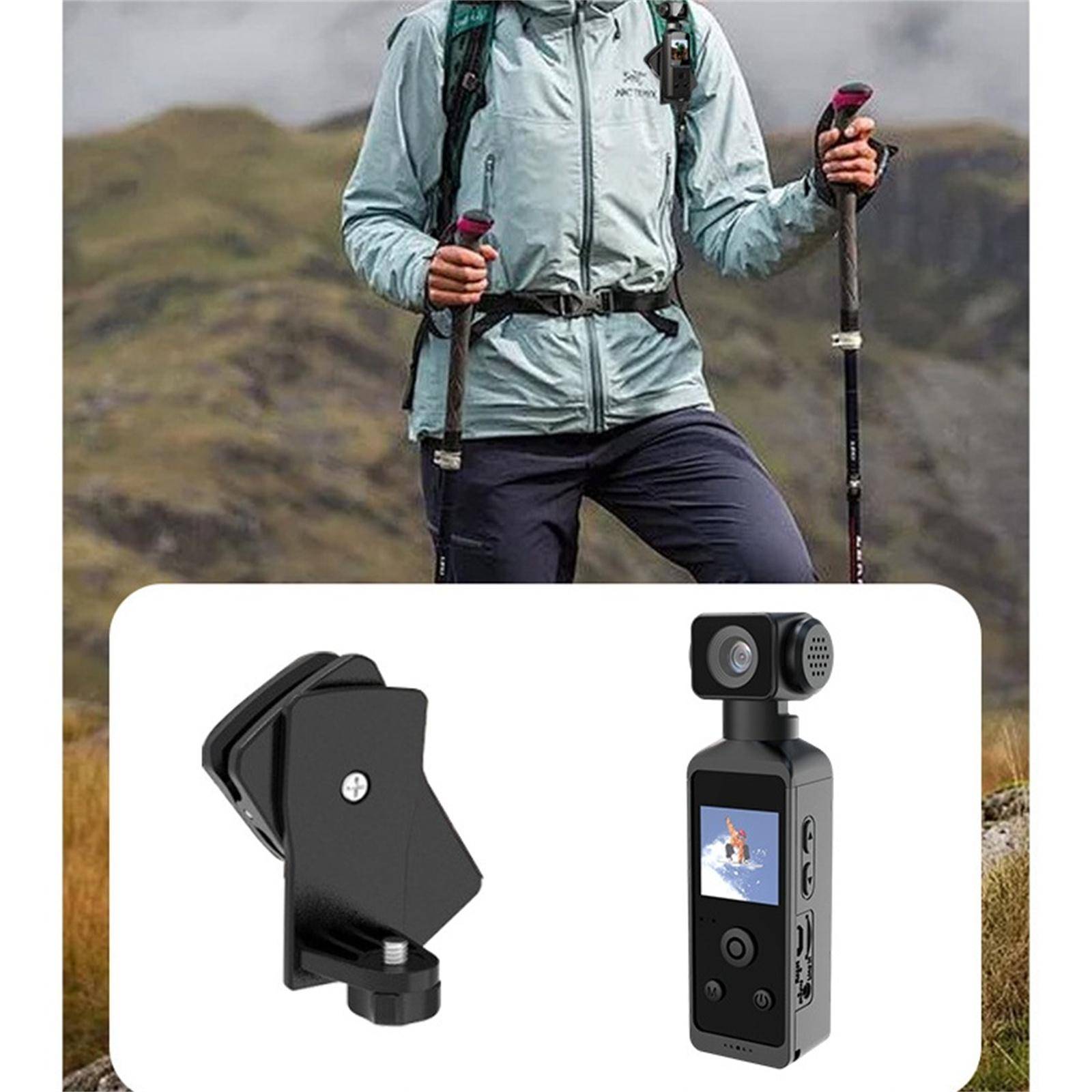 Eine Person in Wanderausrüstung hält Trekkingstöcke auf einem Berg. Unten sind eine Kamerahalterung und eine kleine Kamera zu sehen.