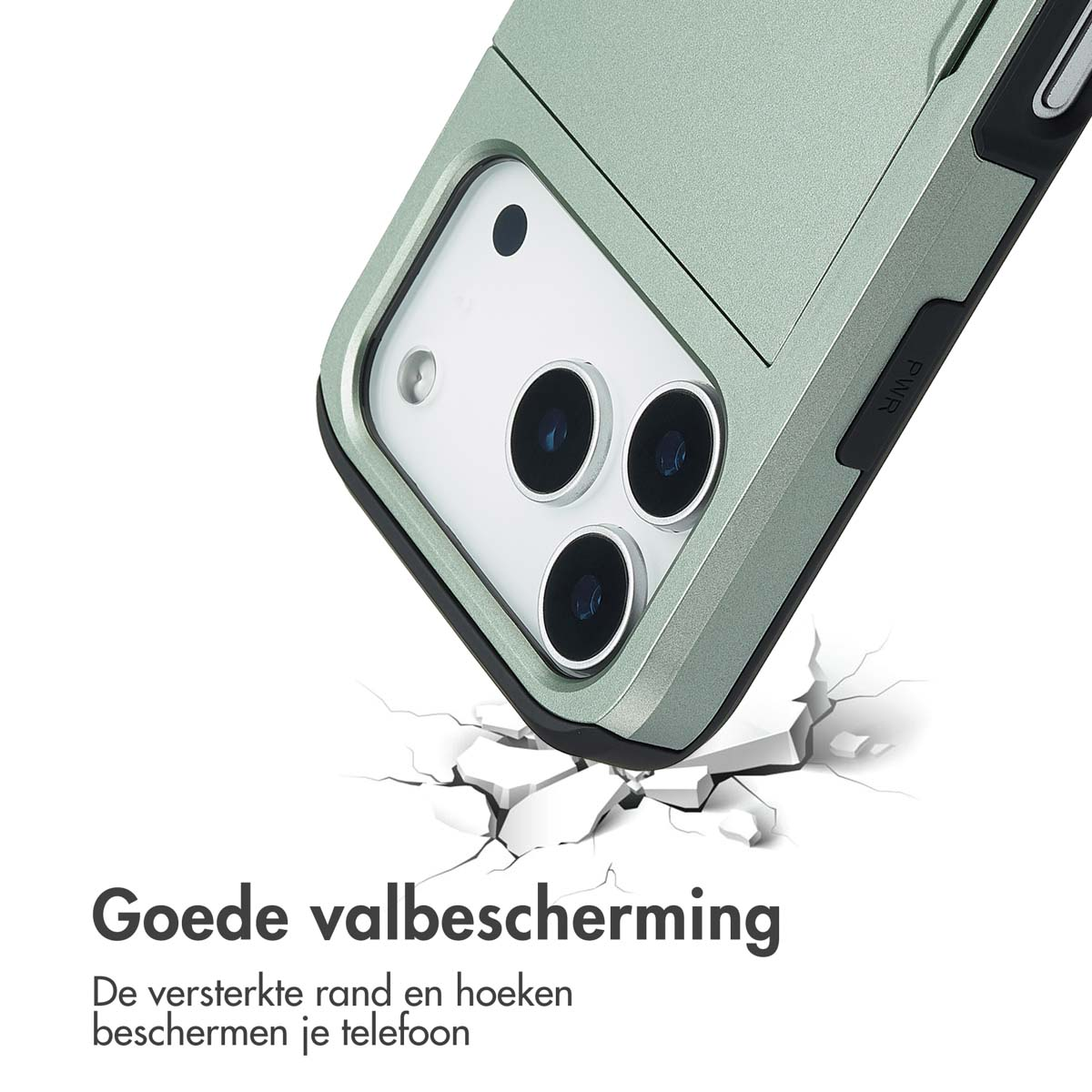 Close-up van een telefoonhoesje dat een telefoon met drie camera's beschermt. De hoes is lichtgroen, tegen een witte achtergrond met tekst.
