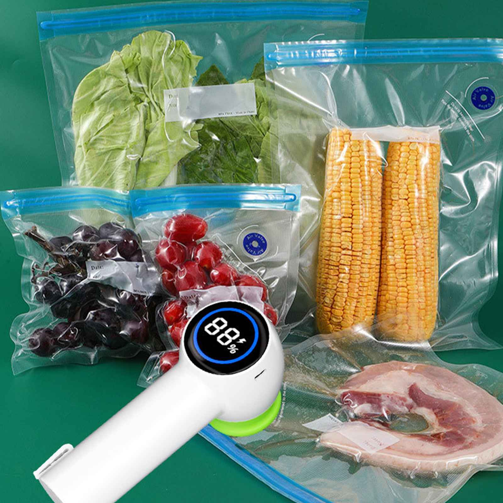 Verschiedene versiegelte Beutel mit Gemüse, Obst und Fleisch. Ein Vakuumierer befindet sich im Vordergrund.
