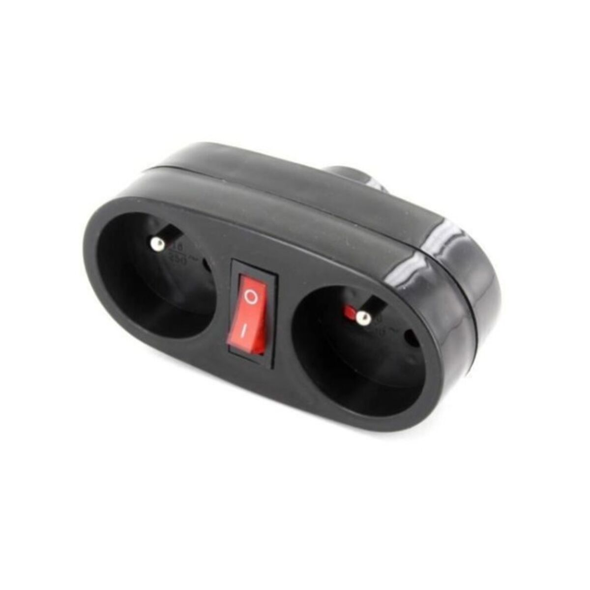 Czarny przedłużacz z dwoma gniazdami i czerwonym włącznikiem/wyłącznikiem. Białe tło.