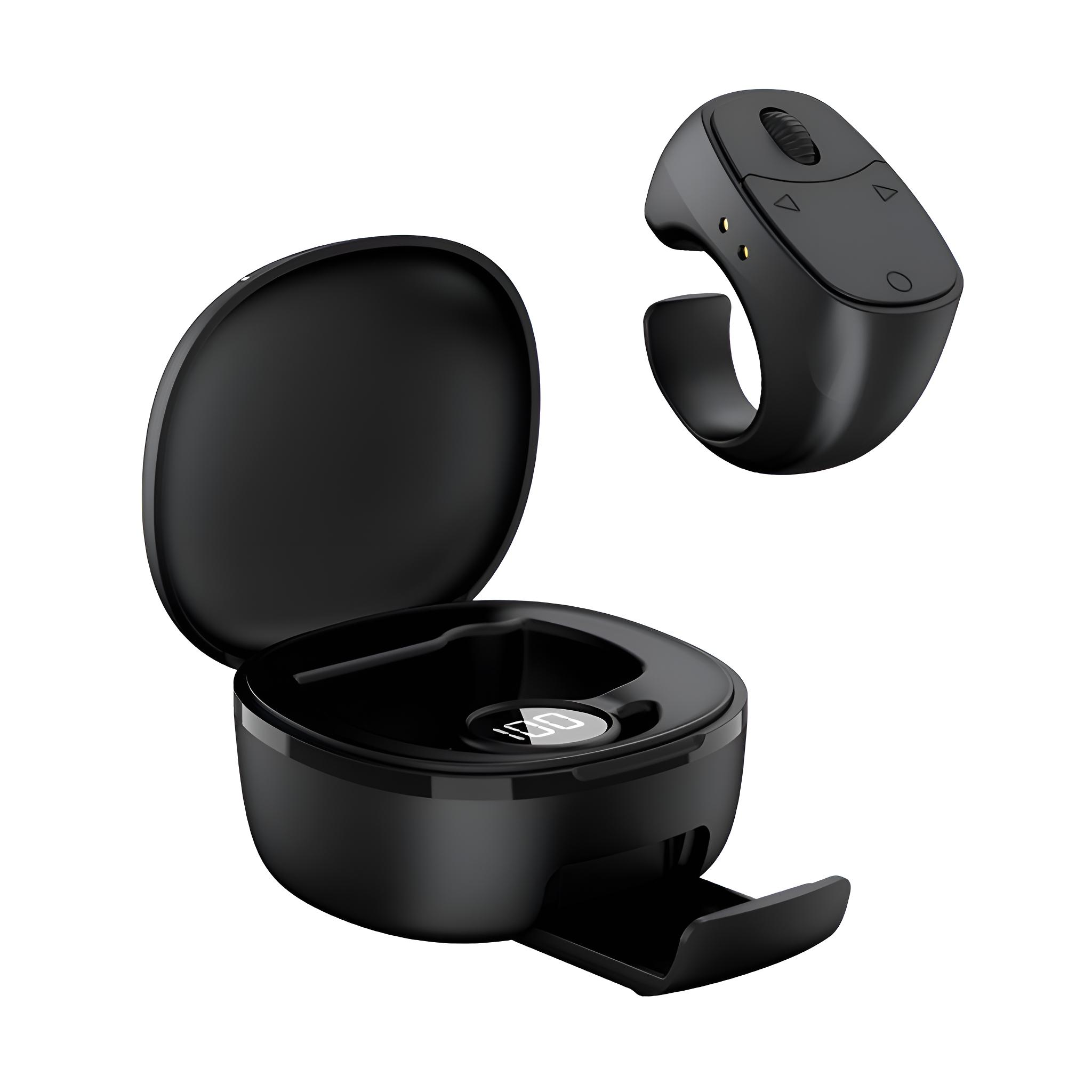 Eine schwarze Ringmaus mit Ladestation. Die Ringmaus hat Tasten und ein Scrollrad. Die Basis zeigt eine digitale Zahl an.