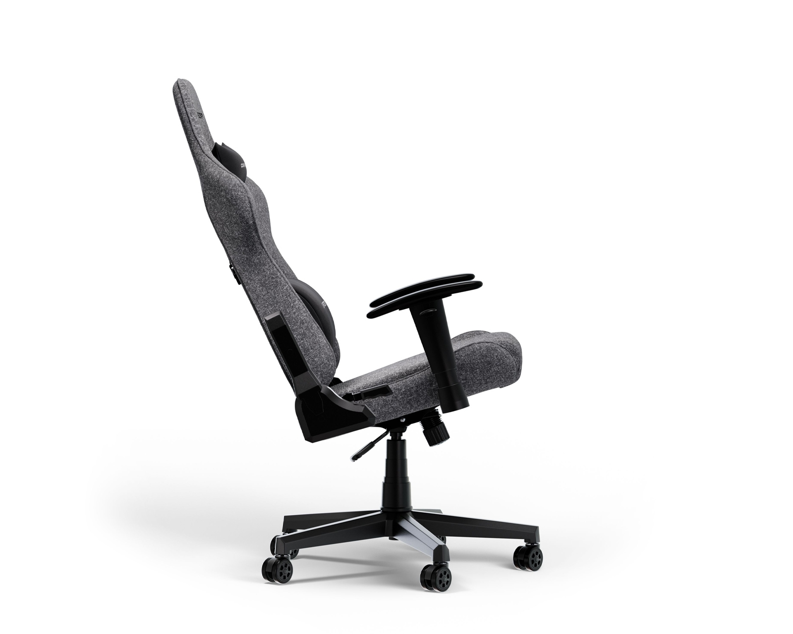 Grau-schwarzer ergonomischer Stuhl. Er hat eine hohe Rückenlehne, Armlehnen und ein Fünf-Rad-Gestell. Der Hintergrund ist weiß.