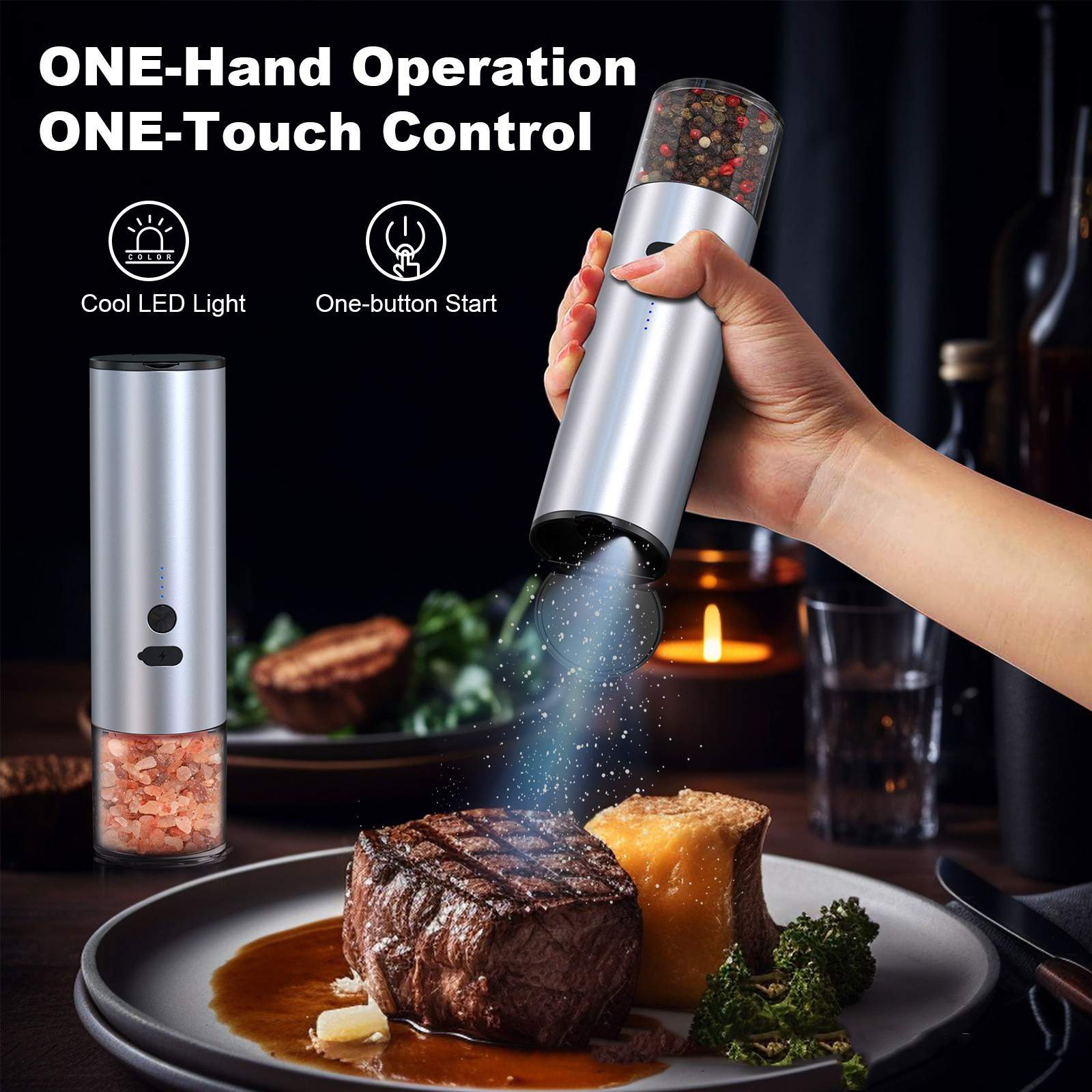 Eine Hand hält einen silbernen elektrischen Grinder über einem Steak. Der Grinder gibt Salz ab. Teller mit Essen im Vordergrund.