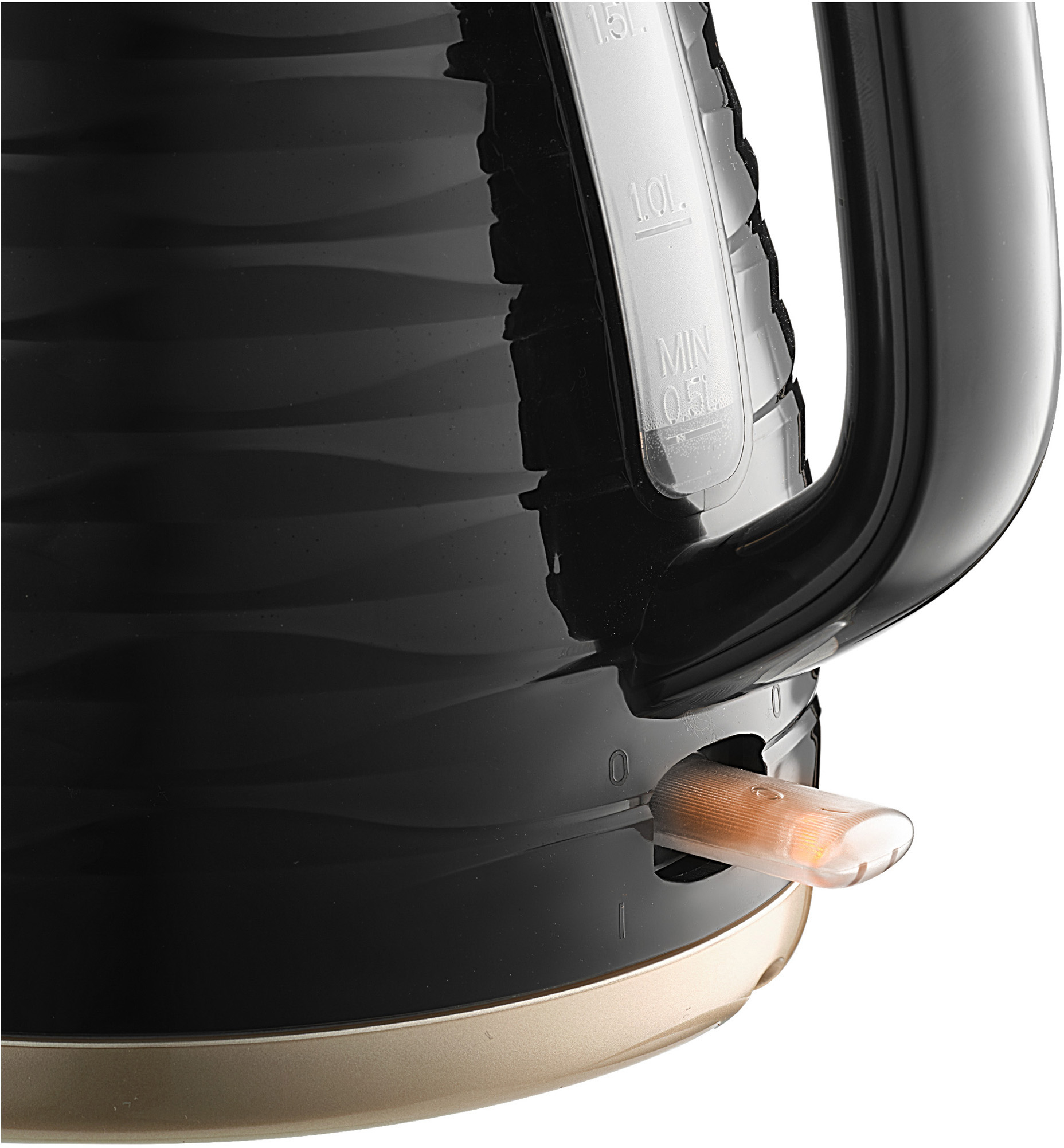 Czarny czajnik elektryczny ze złotą podstawą. Posiada wskaźnik poziomu wody, uchwyt i przezroczystą plastikową część.