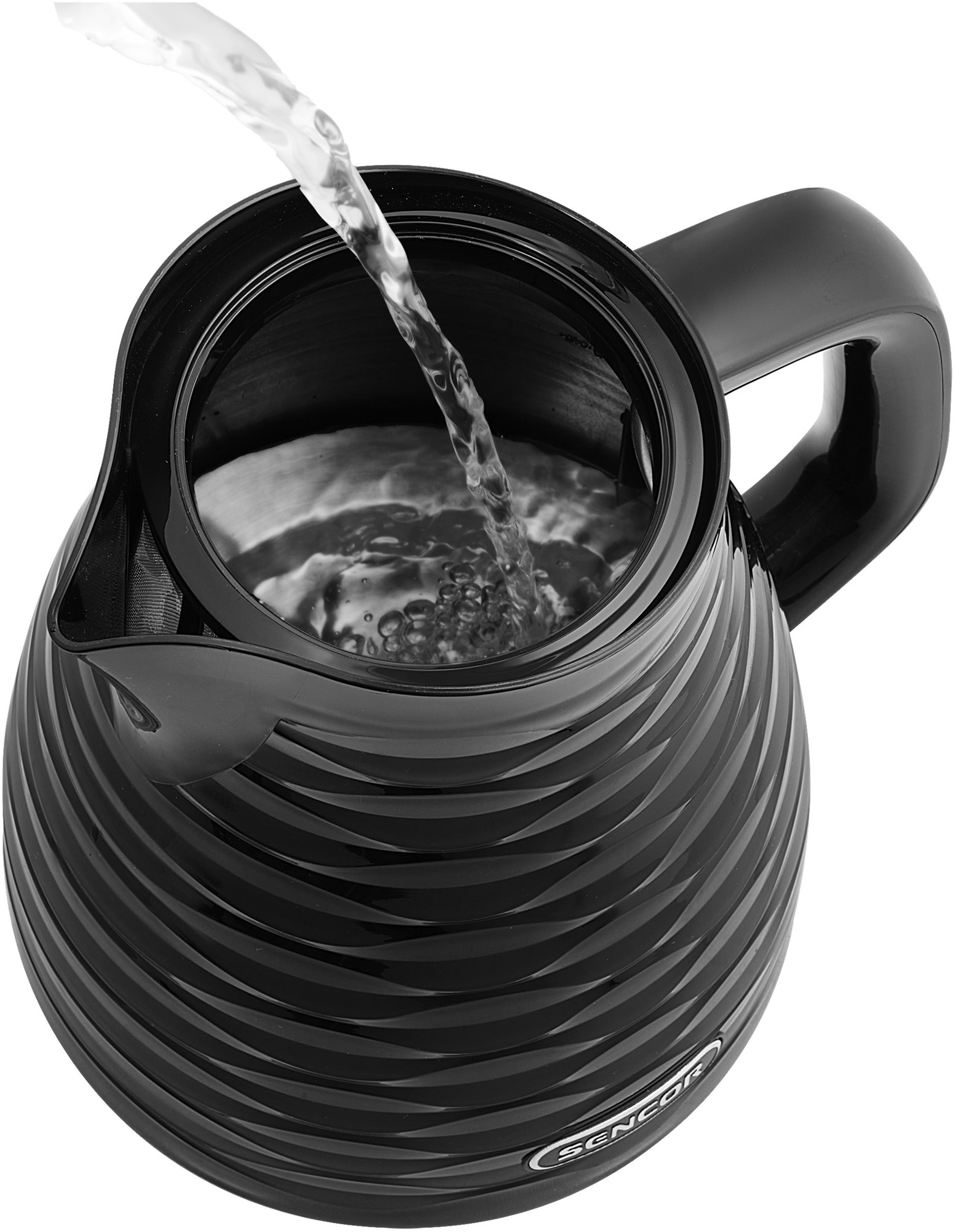 Czarny czajnik, do którego wlewana jest woda. Czajnik ma uchwyt i wzorzysty design. Białe tło.