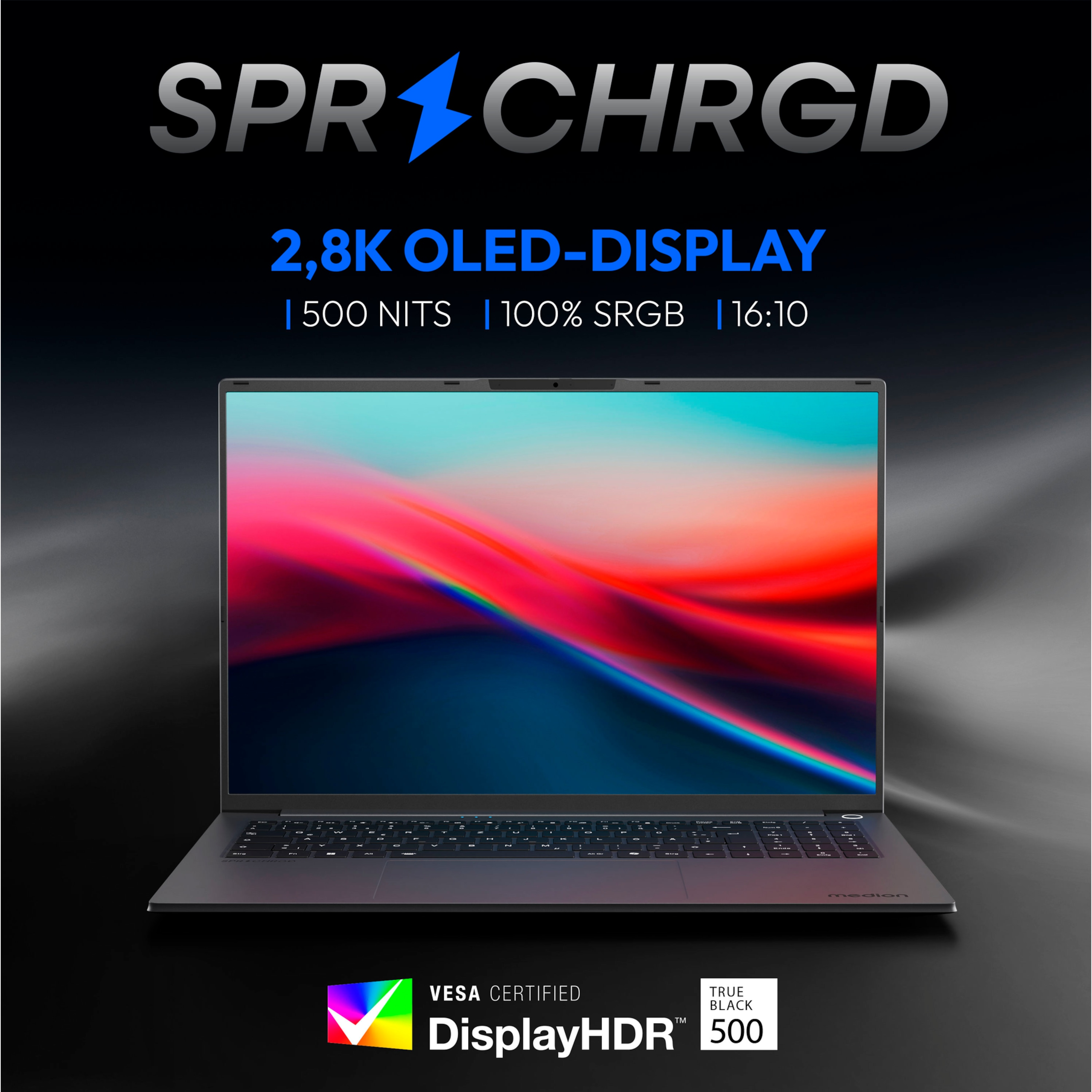 Laptop mit lebendigem Display, das abstrakte Farben zeigt. Oben steht SPR CHRGD. DisplayHDR und True Black 500 Logos sind sichtbar.