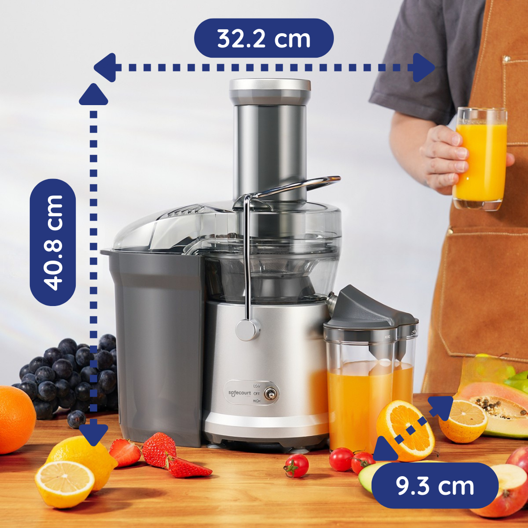 Une centrifugeuse avec des fruits comme des oranges et des citrons. Une personne tient un verre de jus. Des mesures sont incluses.