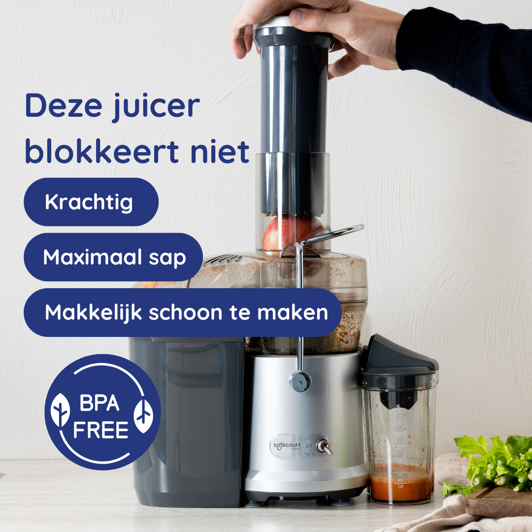 Een hand bedient een zilveren juicer met een appel erin. Nederlandse tekst zegt dat het niet blokkeert en krachtig is, makkelijk schoon te maken.