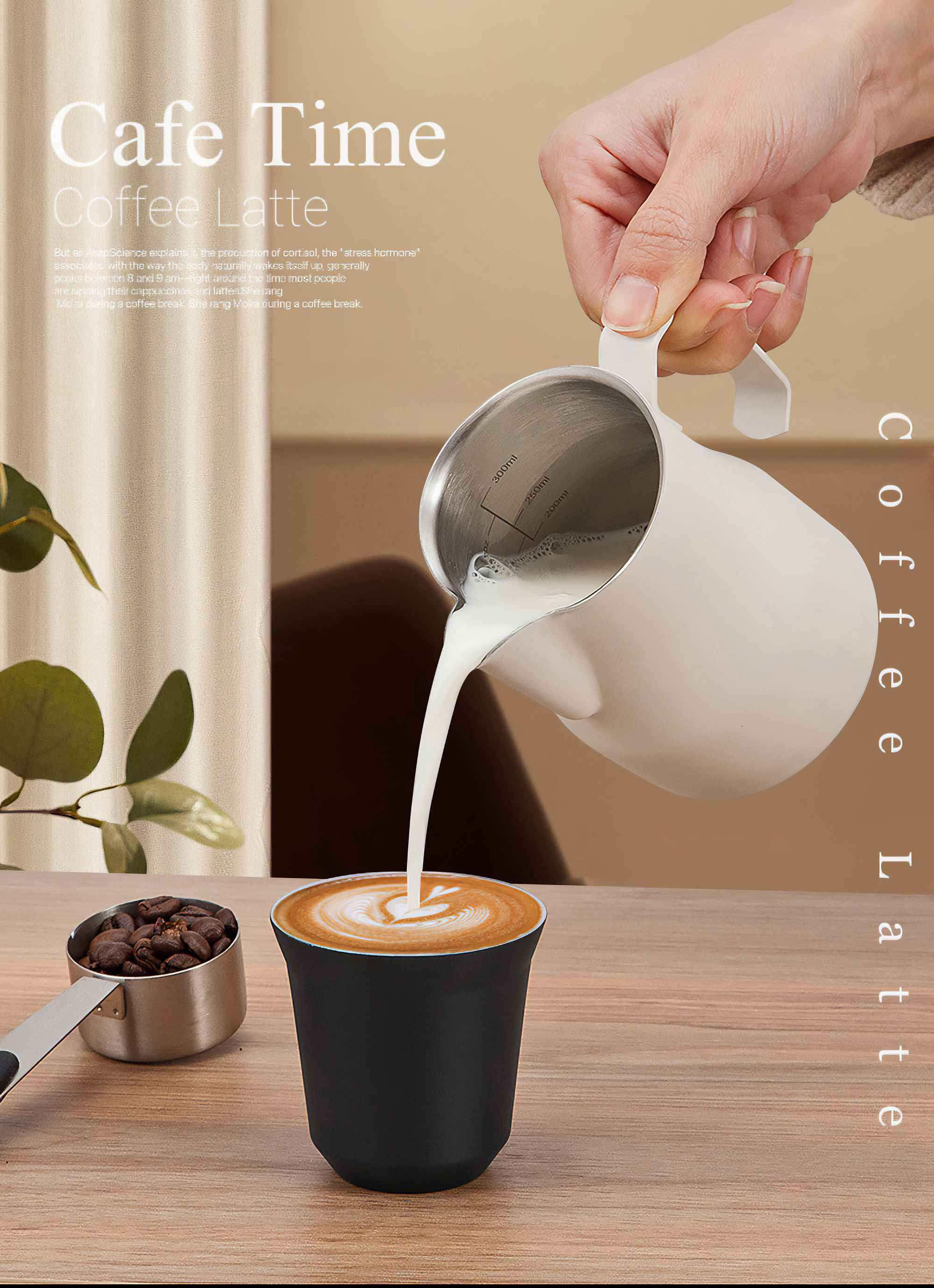 Eine Hand gießt Milch aus einem Krug in einen Latte. Kaffeebohnen und ein Messbecher sind links. Text: Cafe Time Coffee Latte.
