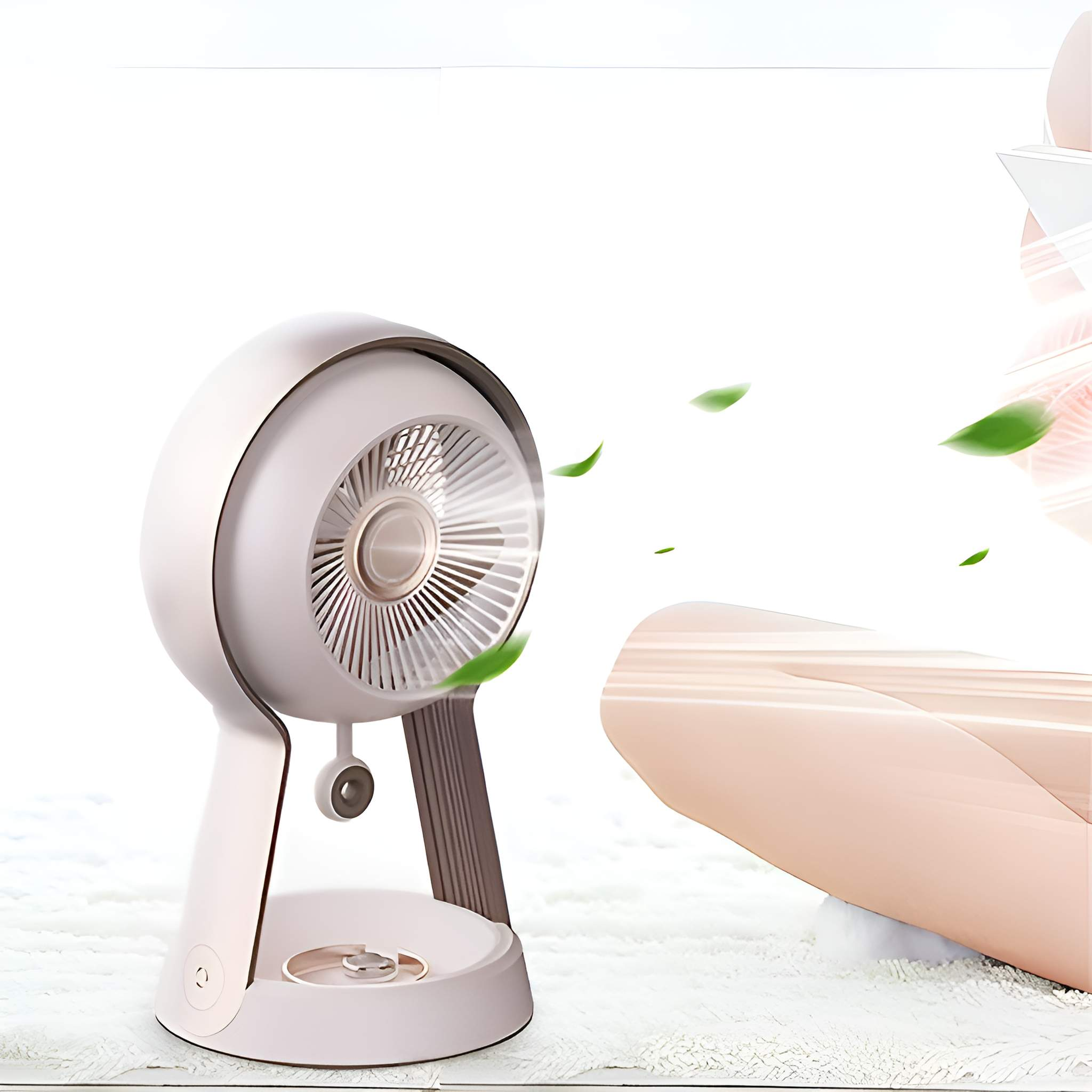 Ein weißer Ventilator mit beigem Sockel. Grüne Blätter schweben in der Luft. Im Hintergrund ist der Arm einer verschwommenen Person zu sehen.