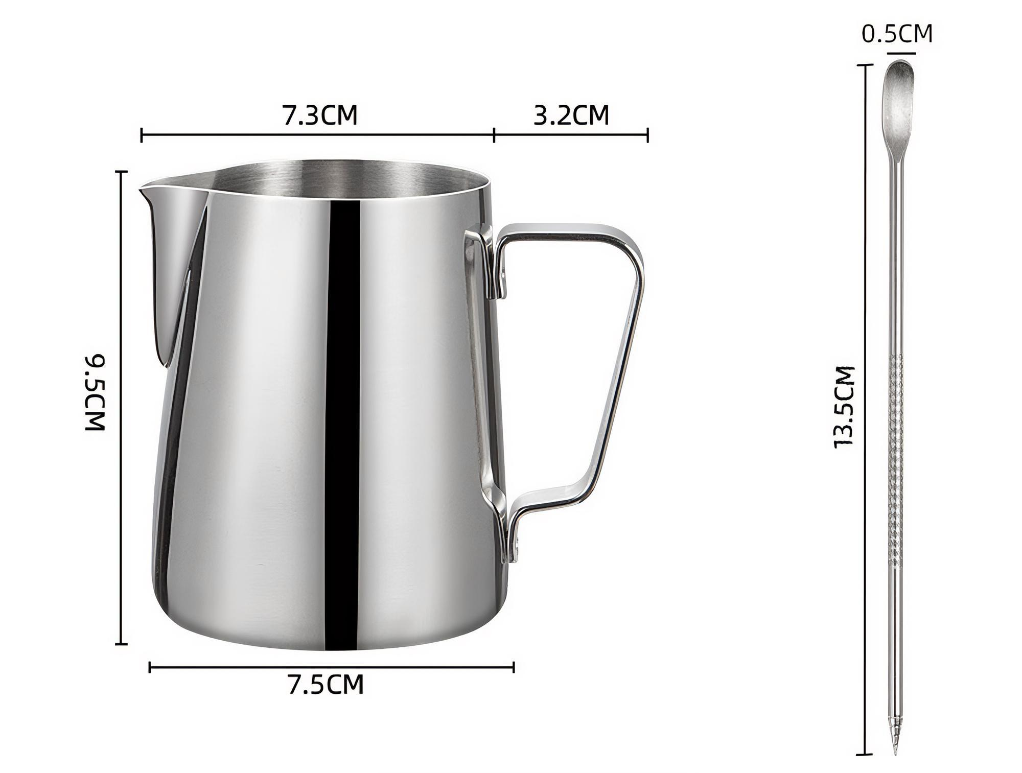 Eine Edelstahl-Milchkanne und ein Löffel liegen auf einer weißen Oberfläche. Maße sind angegeben. Kanne: 9,5 cm hoch, 7,5 cm breit. Löffel: 13,5 cm lang.