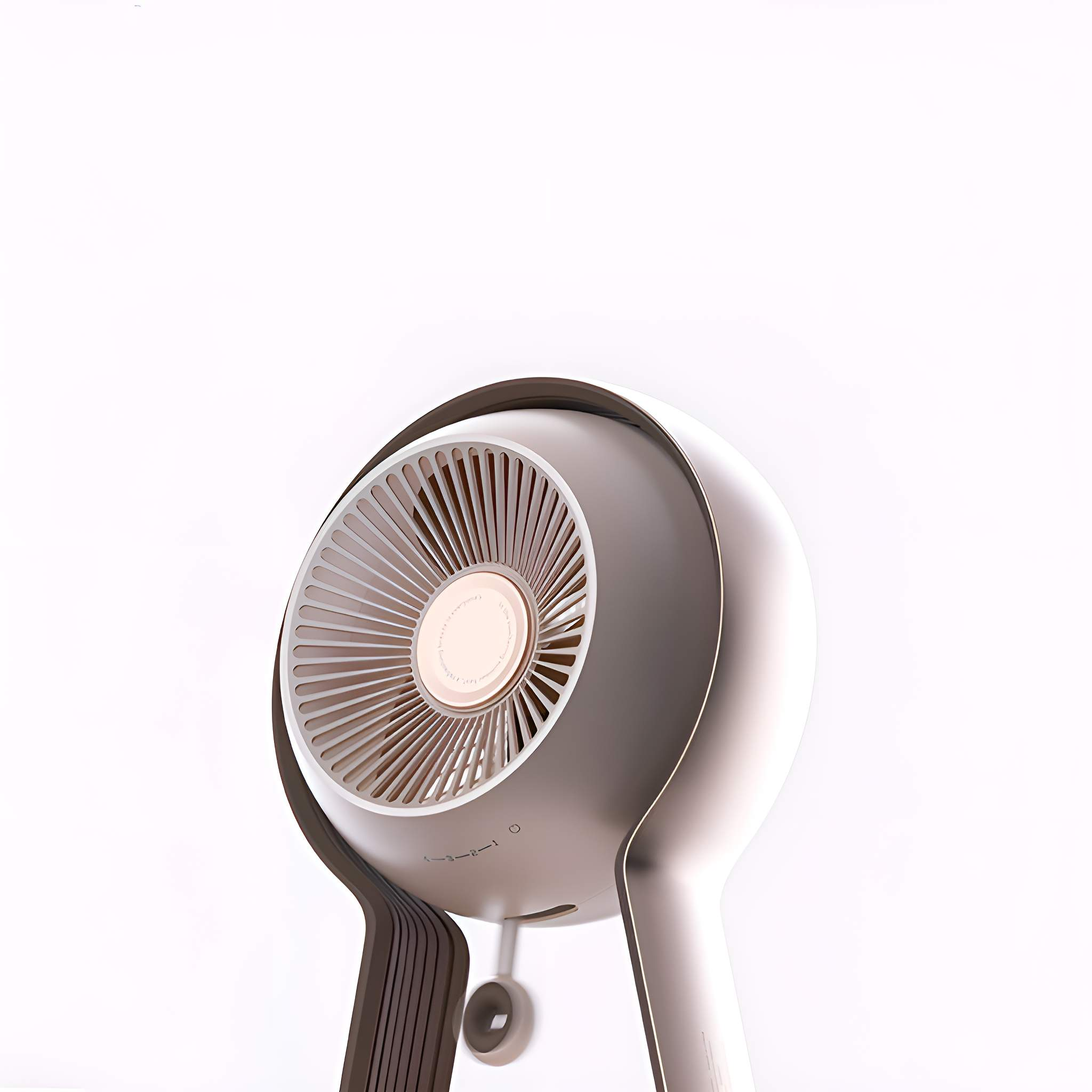 Ein moderner, stilvoller Ventilator. Er ist weiß und grau, mit kreisförmigem Design und braunem Ständer. Der Hintergrund ist weiß.