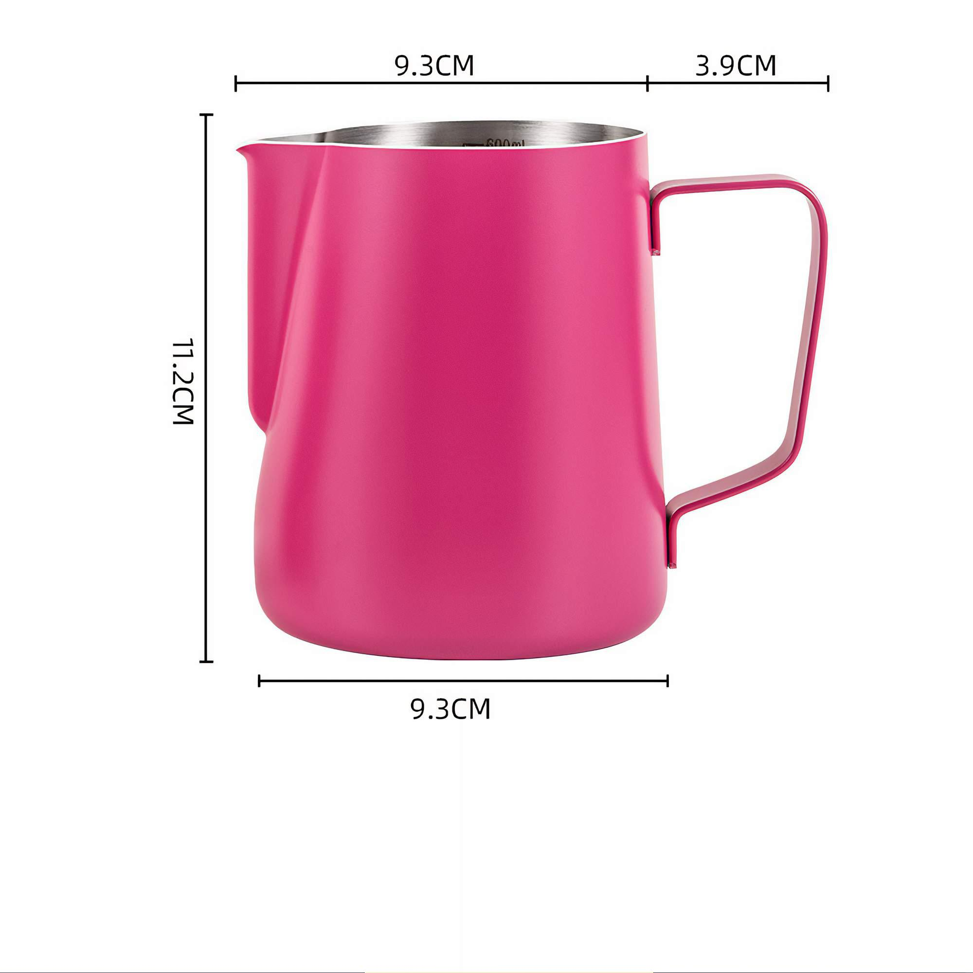 Eine pinkfarbene Milchaufschäumkanne vor weißem Hintergrund. Maße sind angegeben. Die Kanne hat einen Griff.