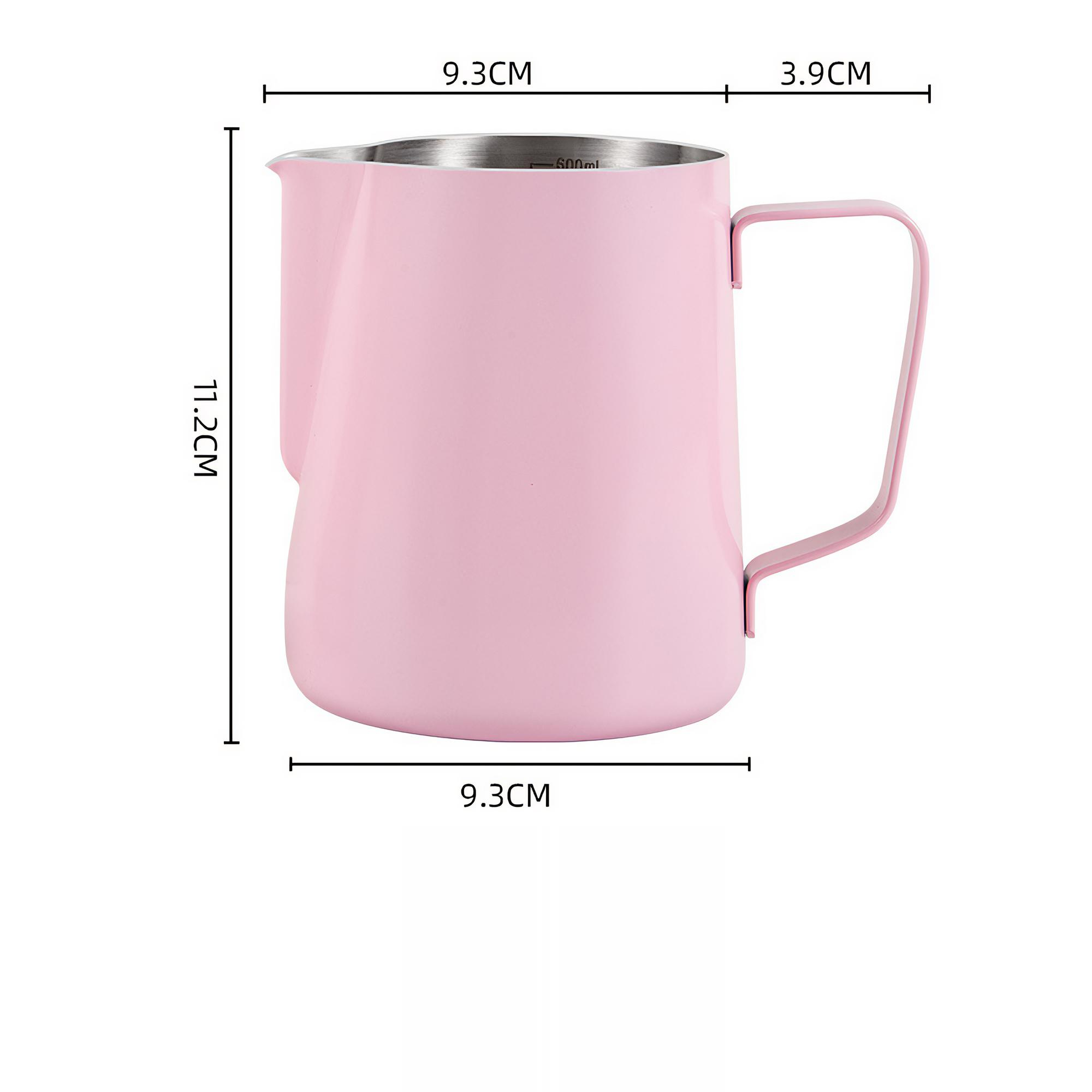 Ein rosa Milchkännchen mit Griff. Abmessungen sind markiert. Der Hintergrund ist weiß.