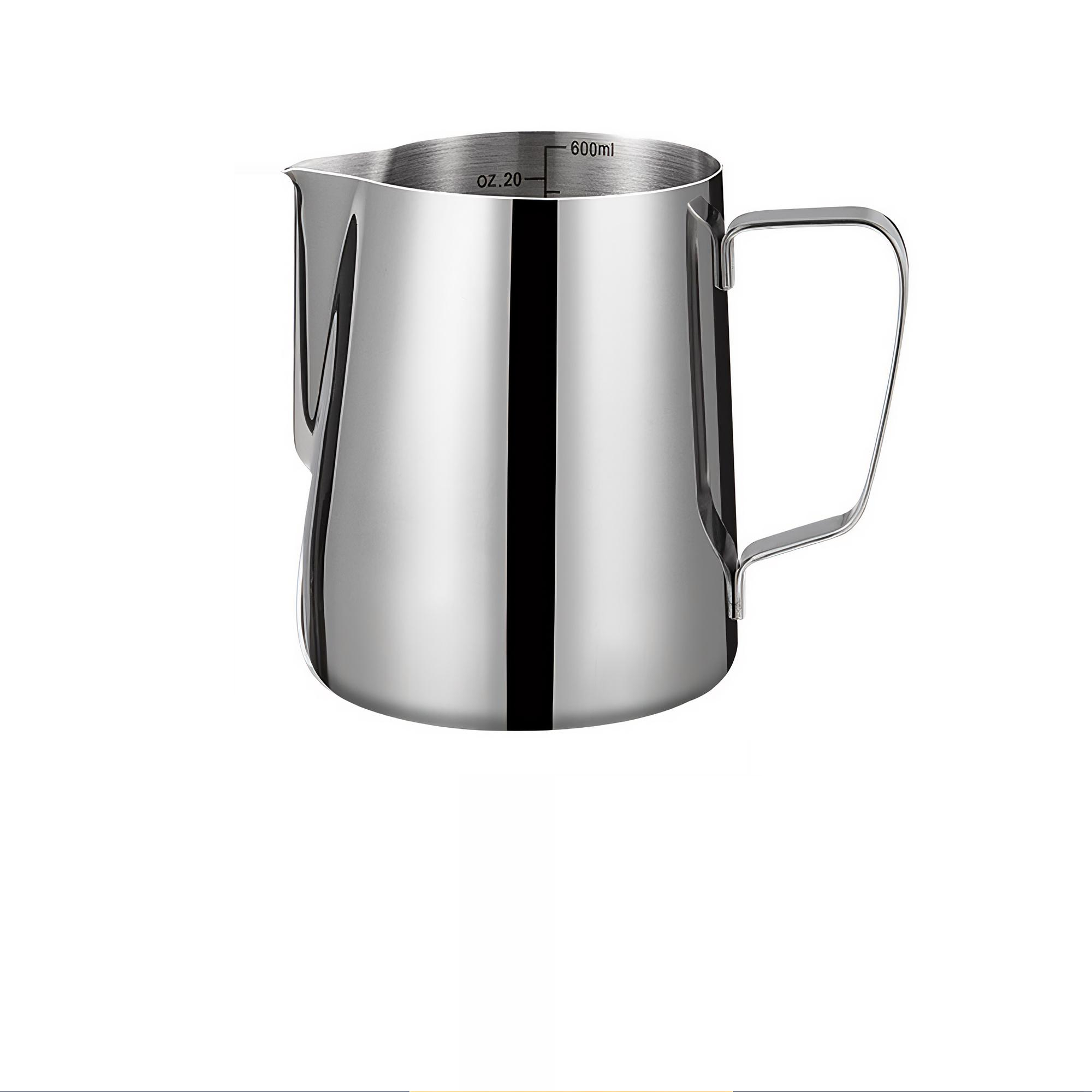 Eine Milchaufschäumkanne aus Edelstahl auf weißem Hintergrund. Sie hat einen Griff und Messmarkierungen für 600 ml und 20 oz.